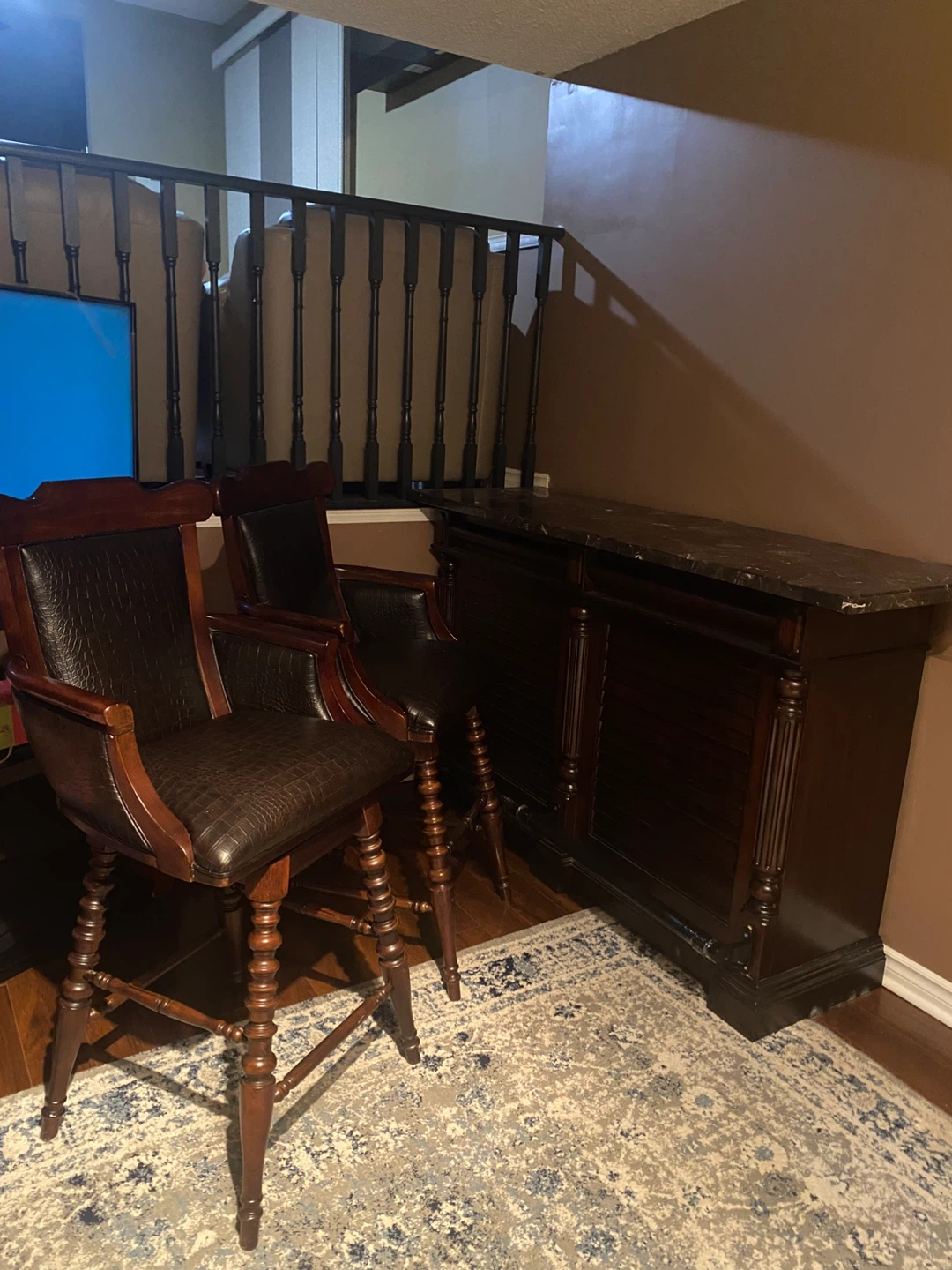 Dark Wood Bar with Marble Top and 2 Counter Stools - photo 4