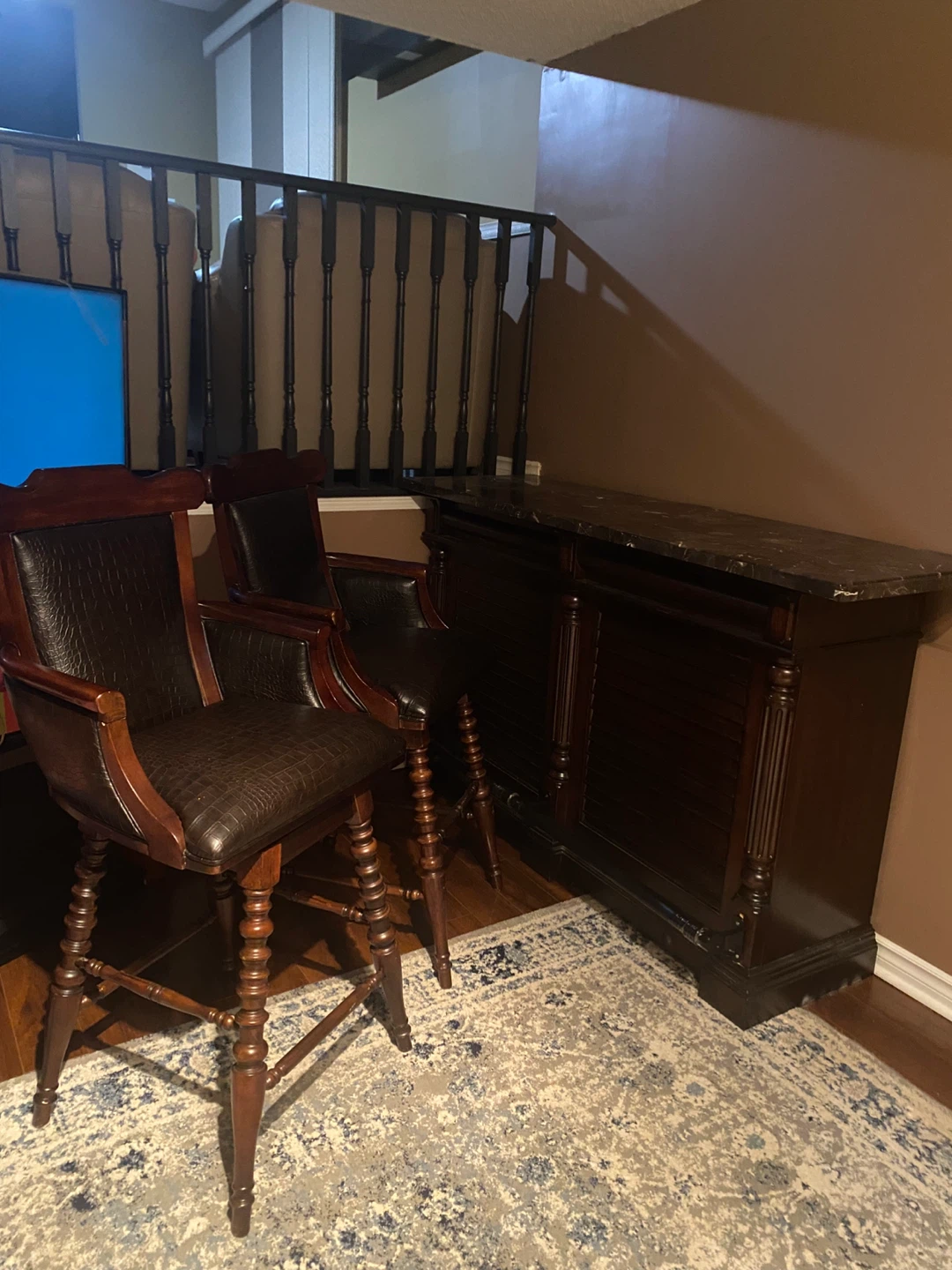 Dark Wood Bar with Marble Top and 2 Counter Stools - photo 5