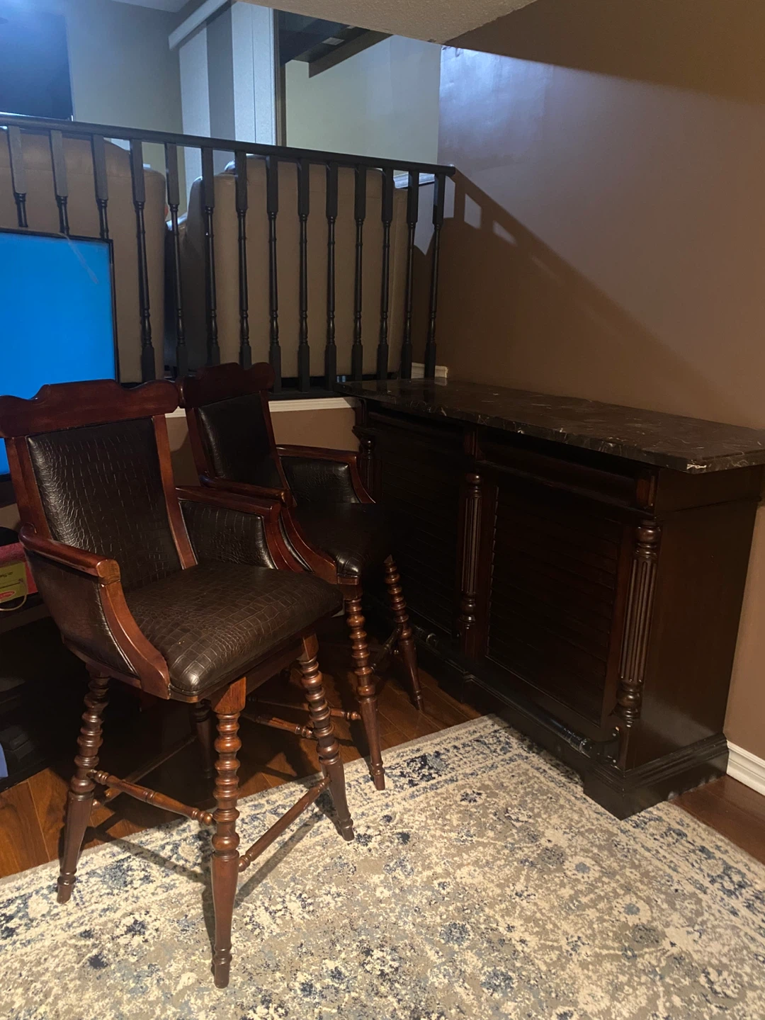 Dark Wood Bar with Marble Top and 2 Counter Stools - photo 2
