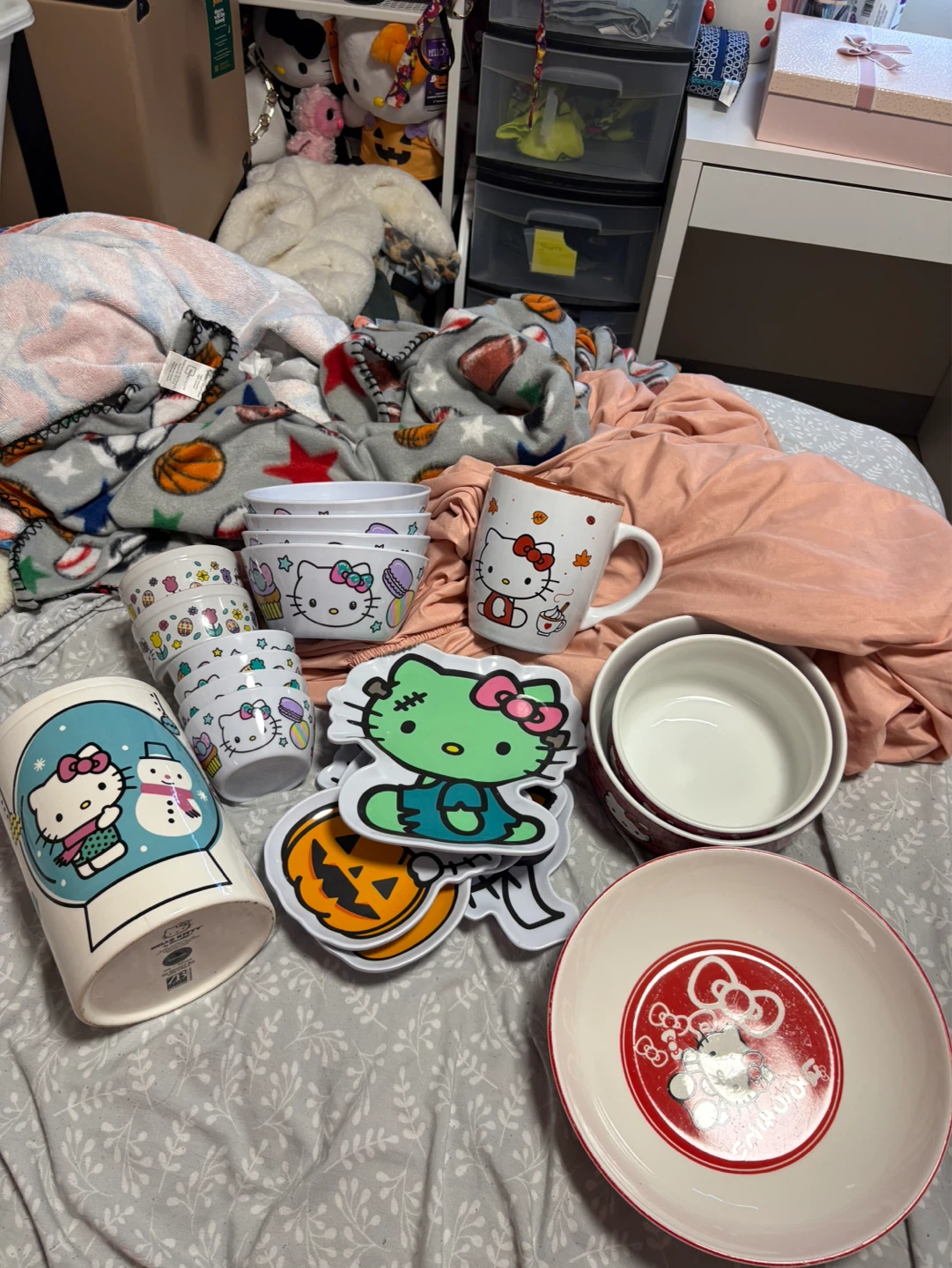 Hello Kitty kitchenware set