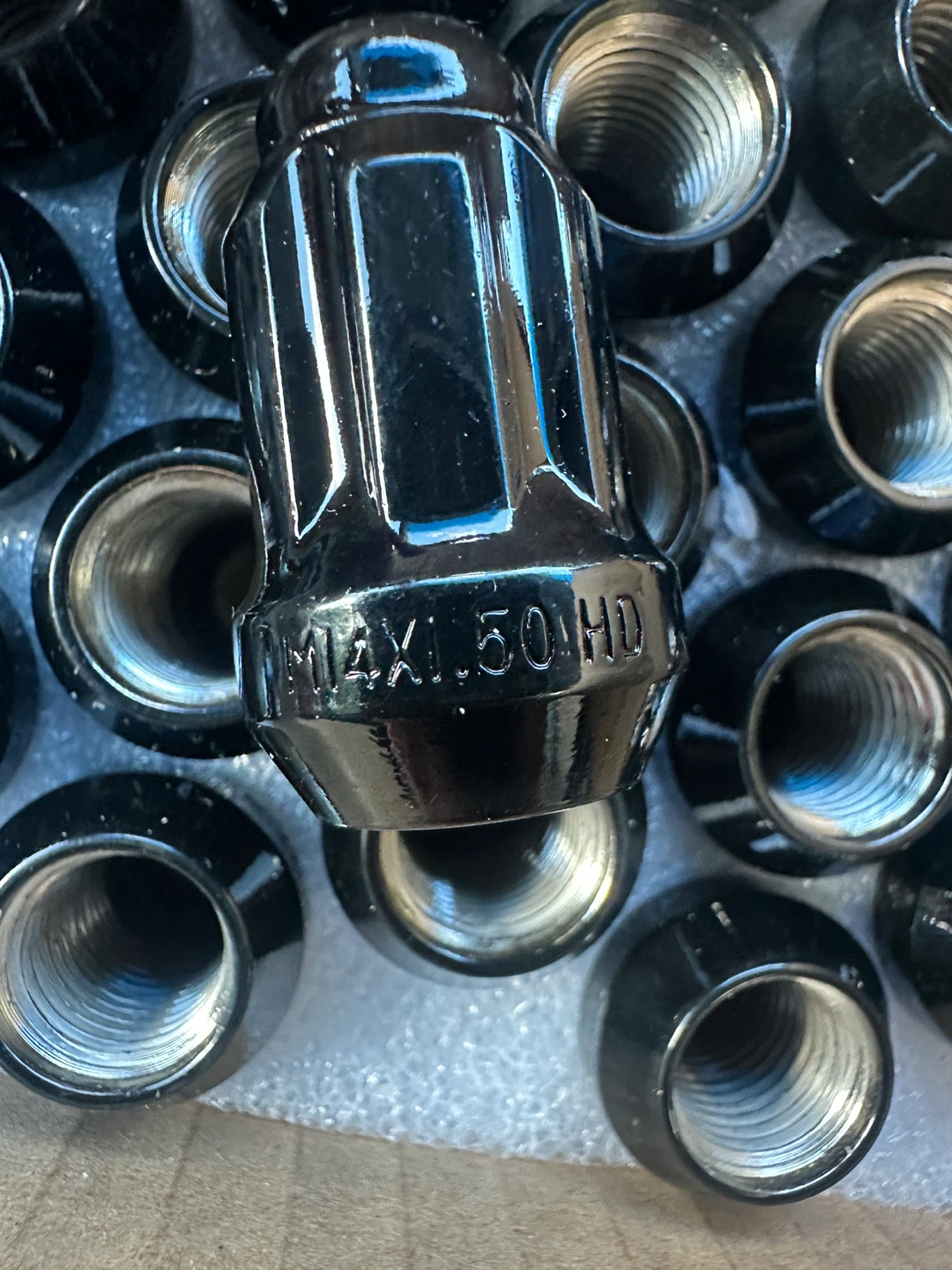 Set of 20 Black Lug Nuts with Socket