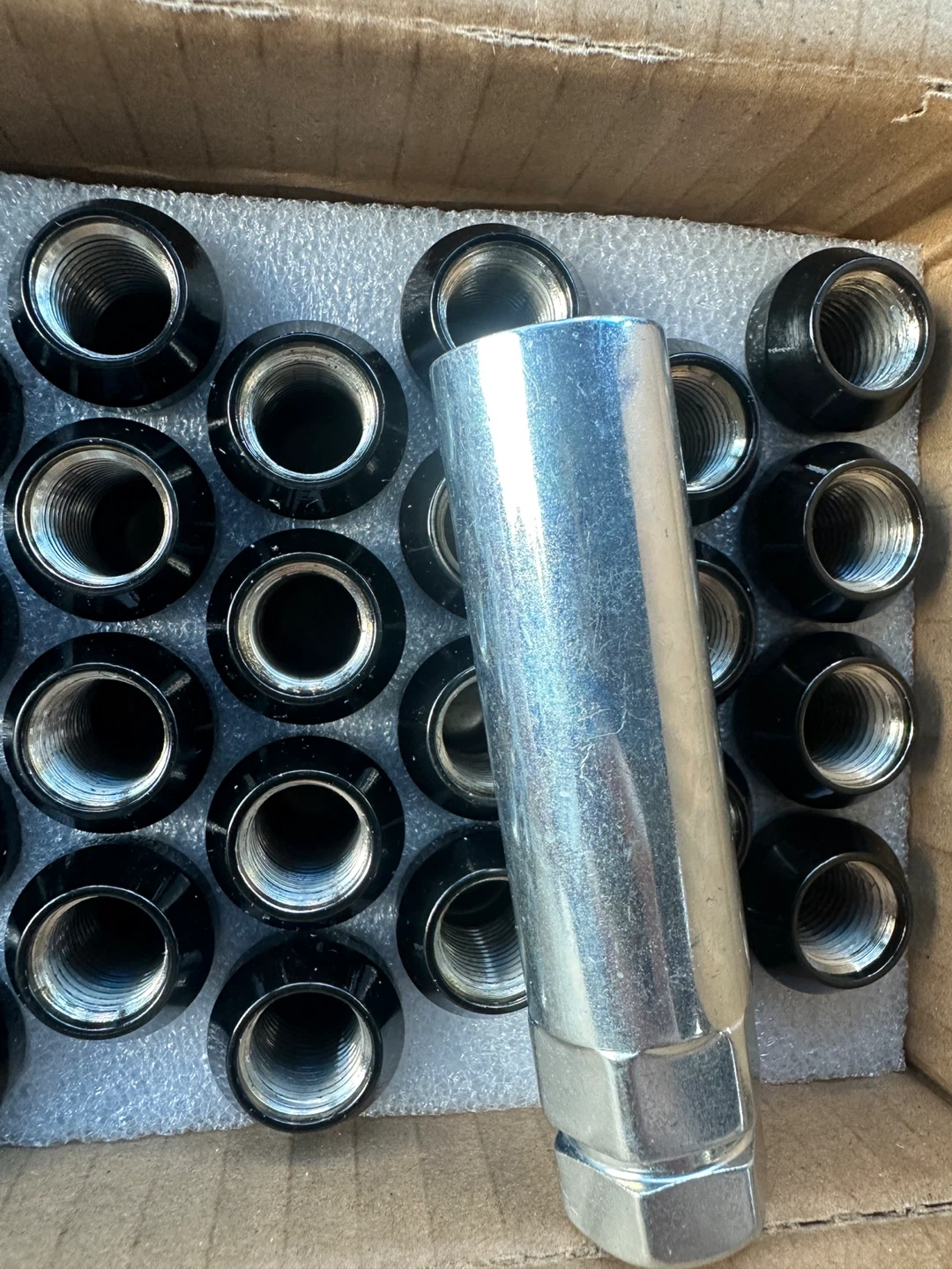 Set of 20 Black Lug Nuts with Socket - photo 3