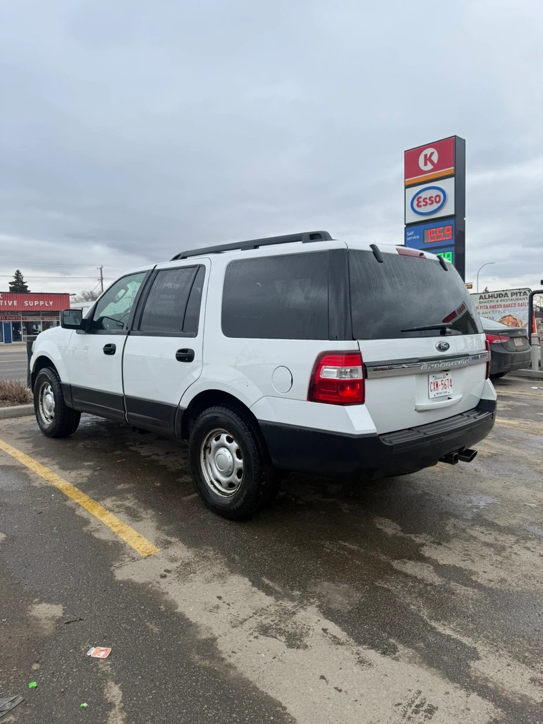 White Ford Expedition