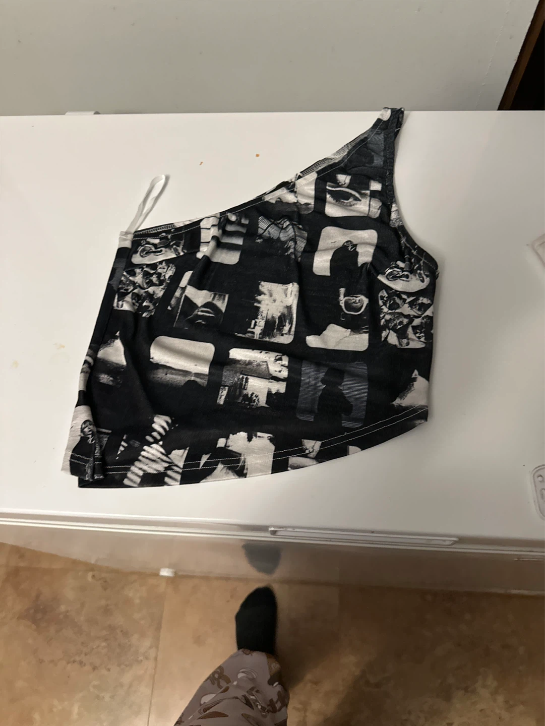 Débardeur asymétrique noir et blanc avec imprimé graphique