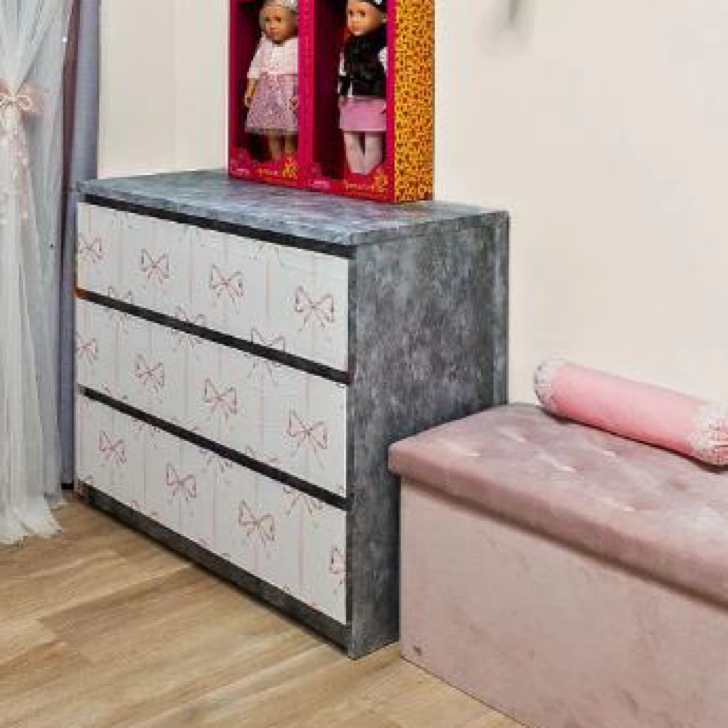 Dresser with Bow Design - 3 Drawers