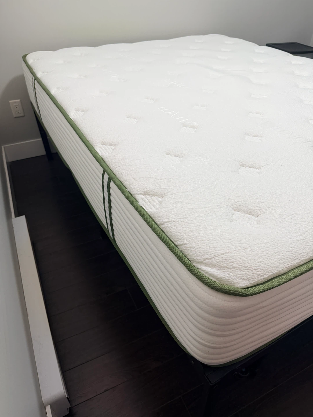 Queen Mattress – 12 inch Hybrid (Crystli) | Like New Condition - photo 4