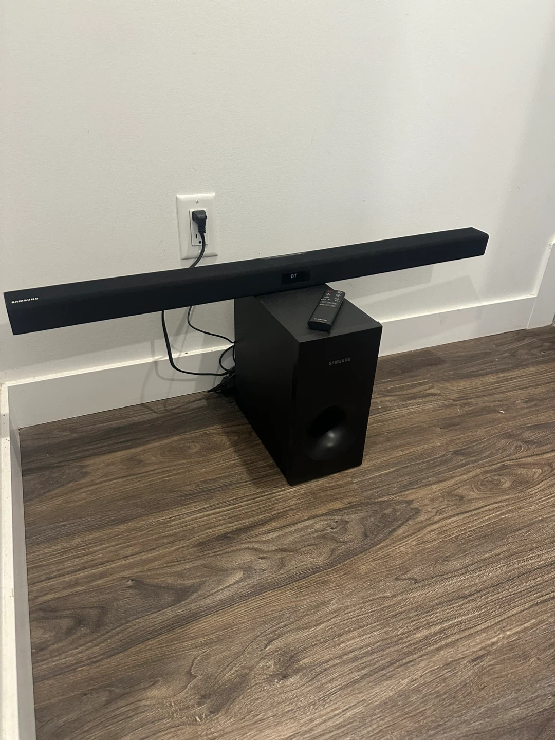 SAMSUNG SOUNDBAR COMES WITH SUBWOOFER