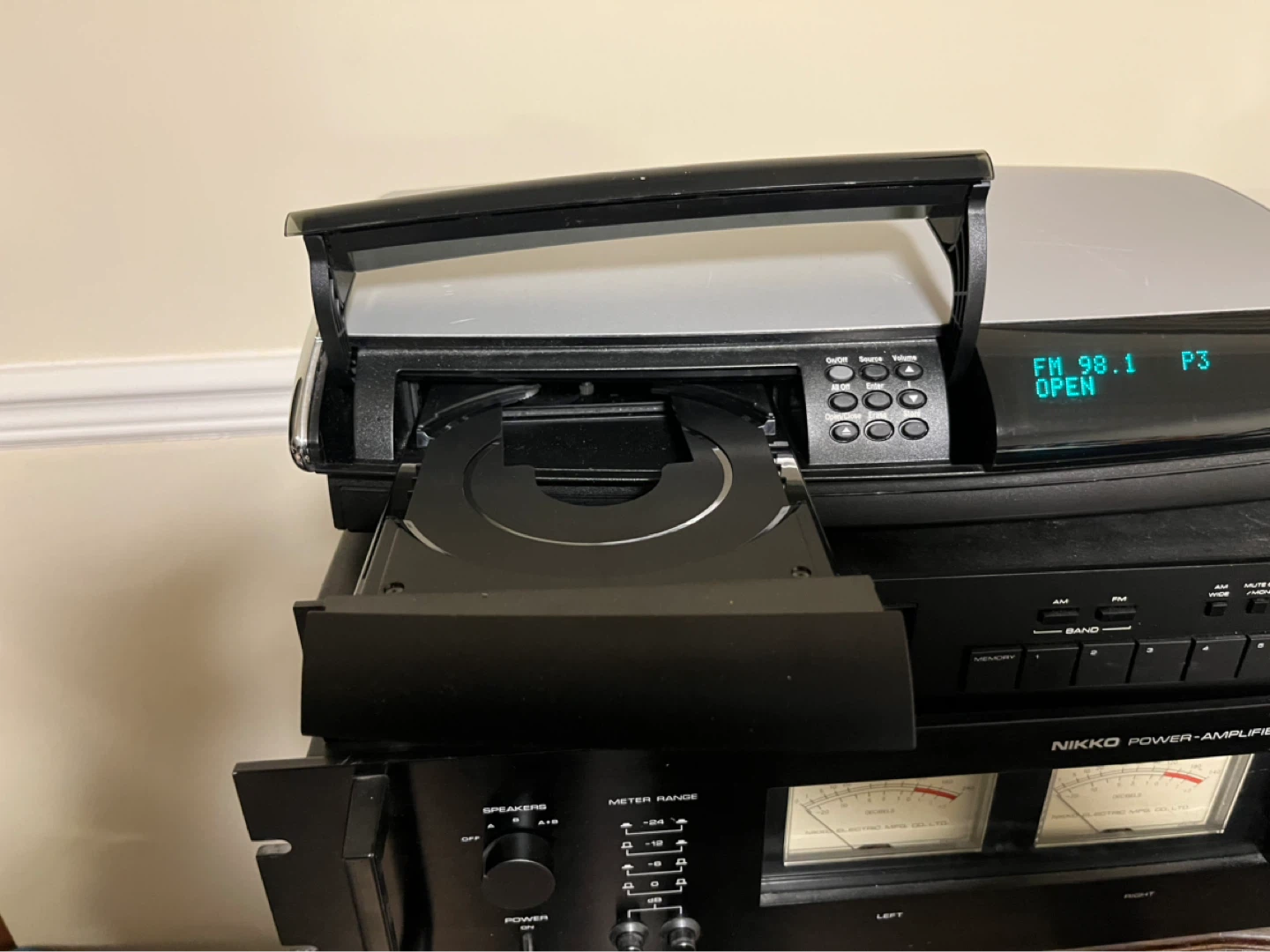 Bose AV18 Media Center - photo 3