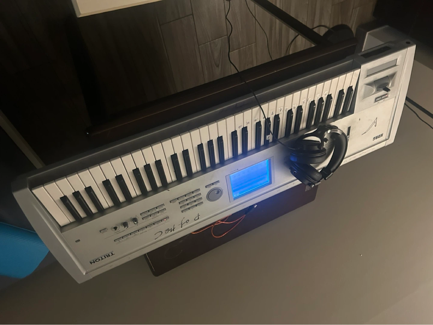 Korg Triton Extreme Synthesizer Keyboard - photo 3