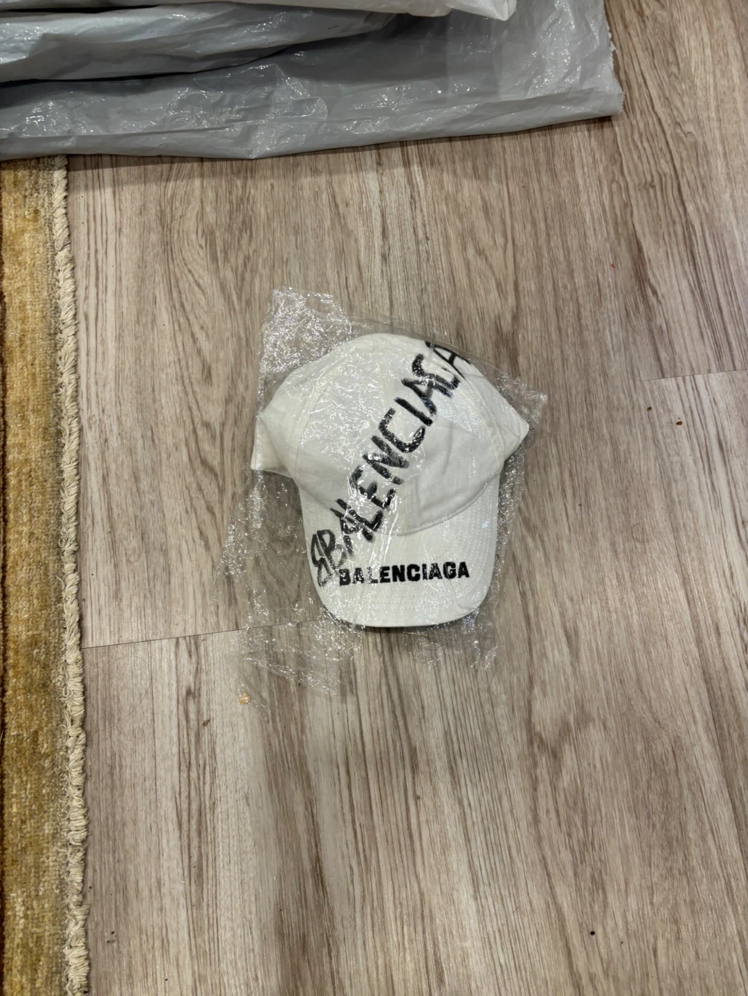 Balenciaga White Cap - photo 3