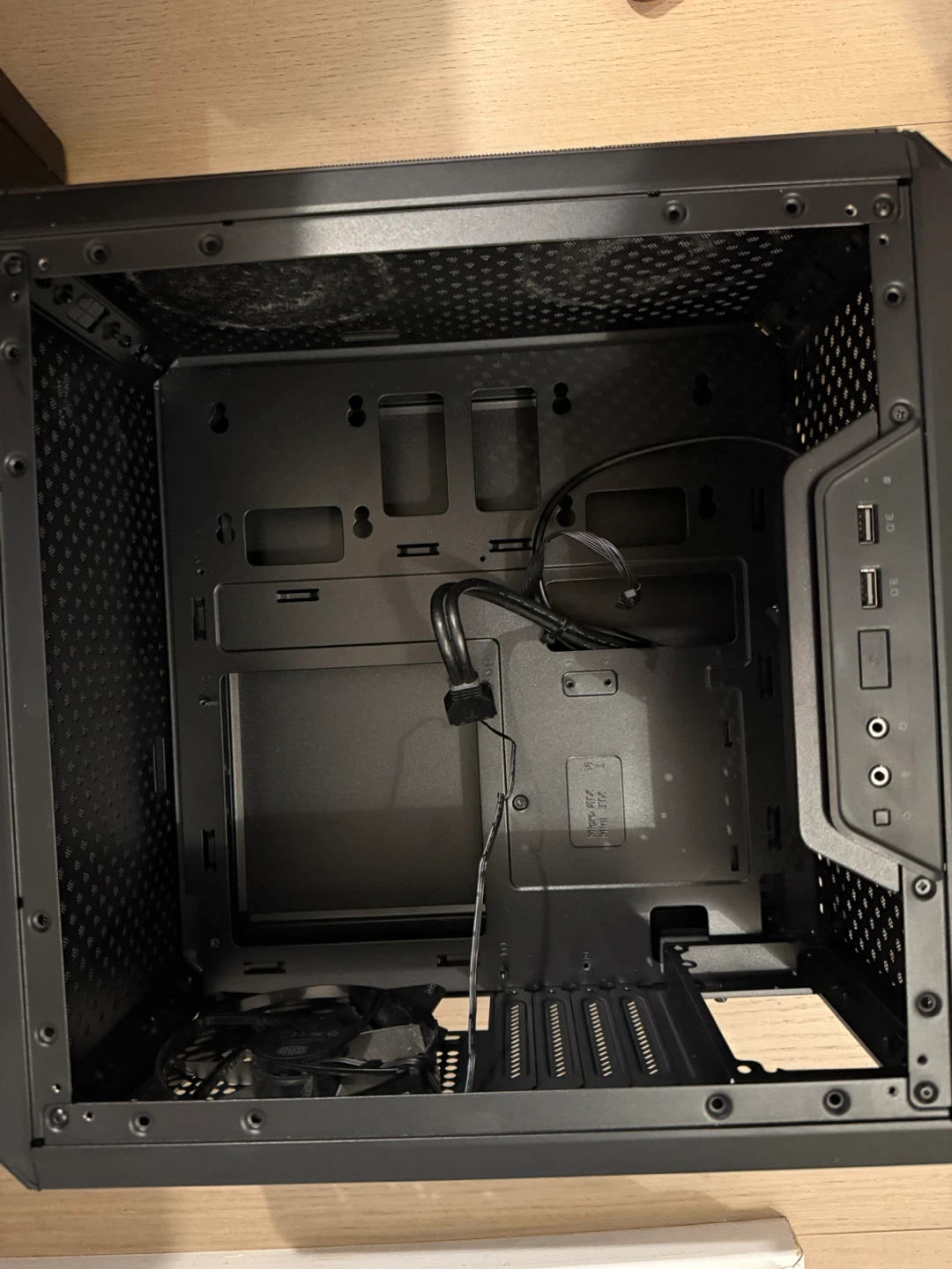 AS-IS: Cooler Master MasterBox Q300L Micro-ATX - photo 3