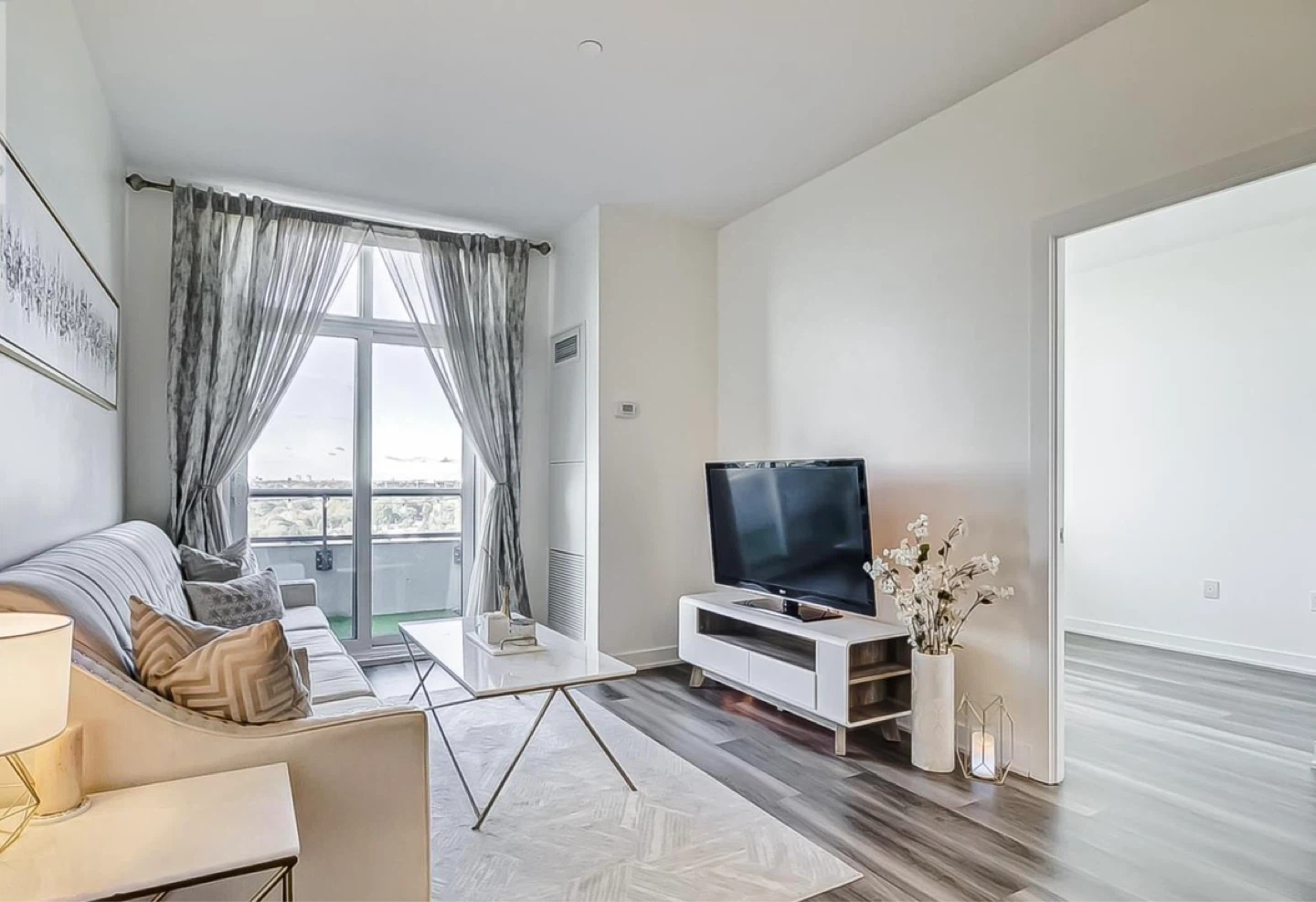 Private bedroom with private washroom - photo 4