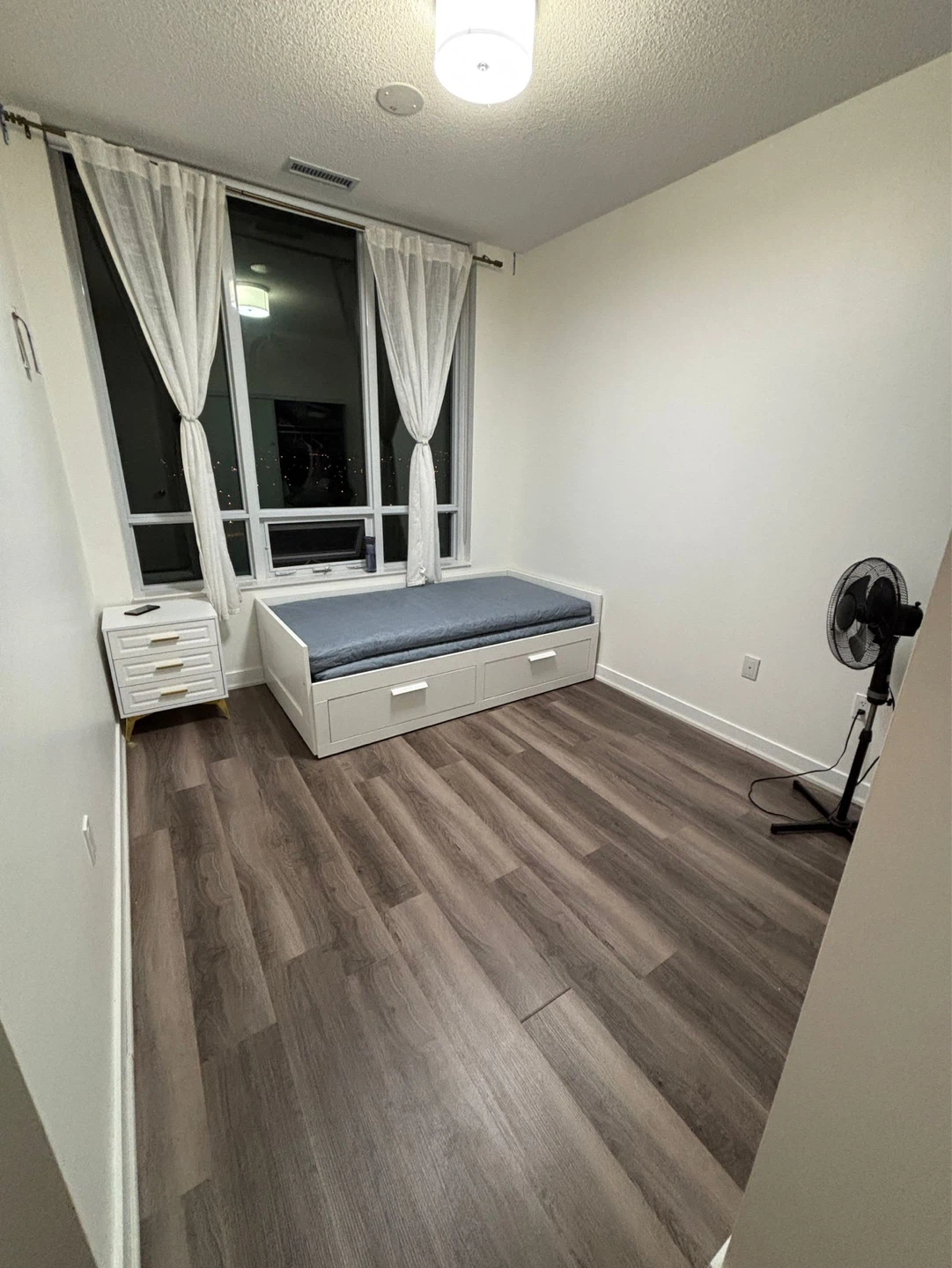 Private bedroom with private washroom - photo 5