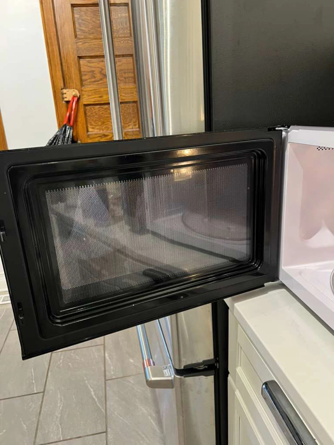 Toshiba 1200W Microwave Oven - photo 3