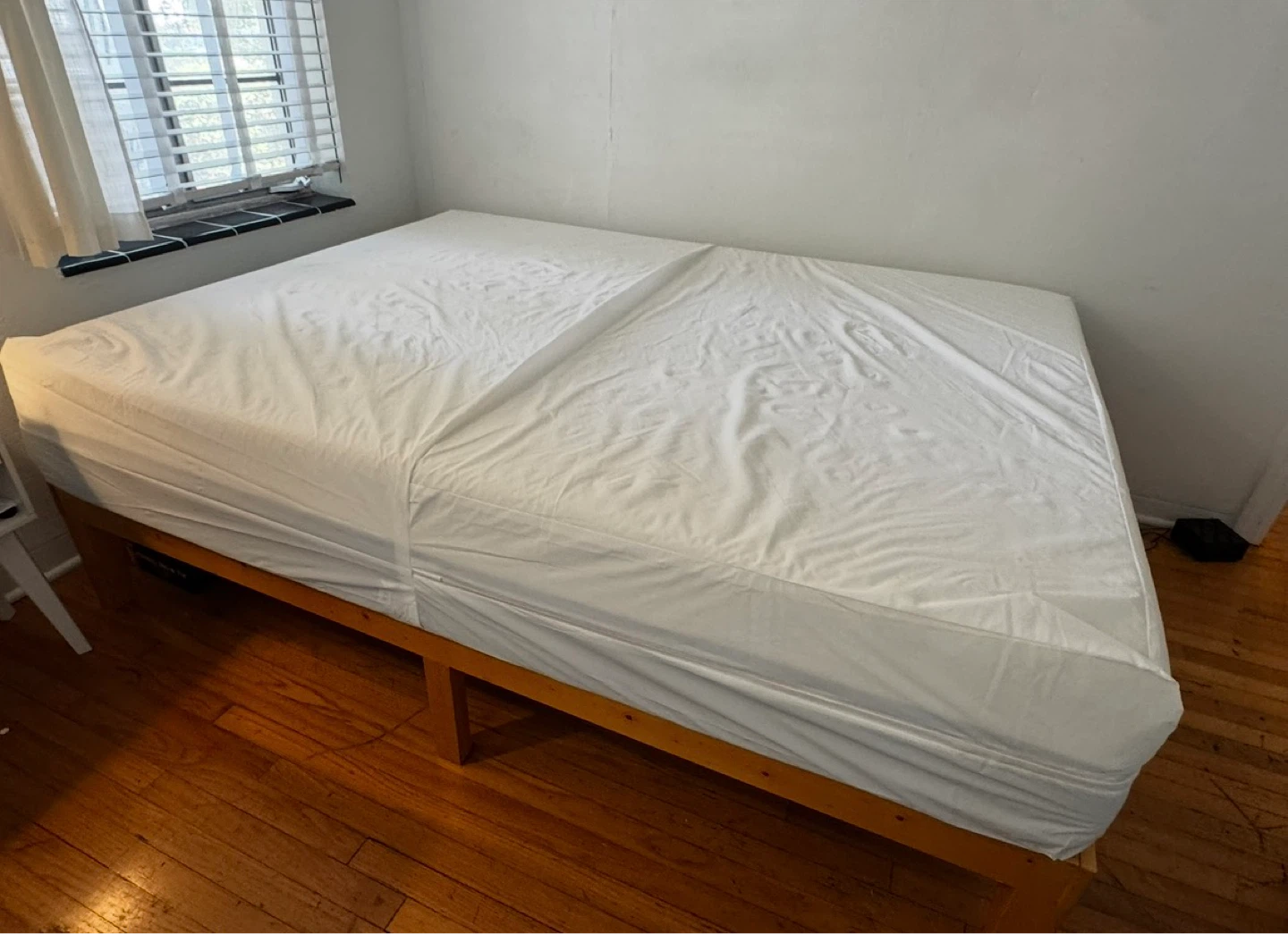 Wood Bed Frame with Queen Mattress. - photo 4