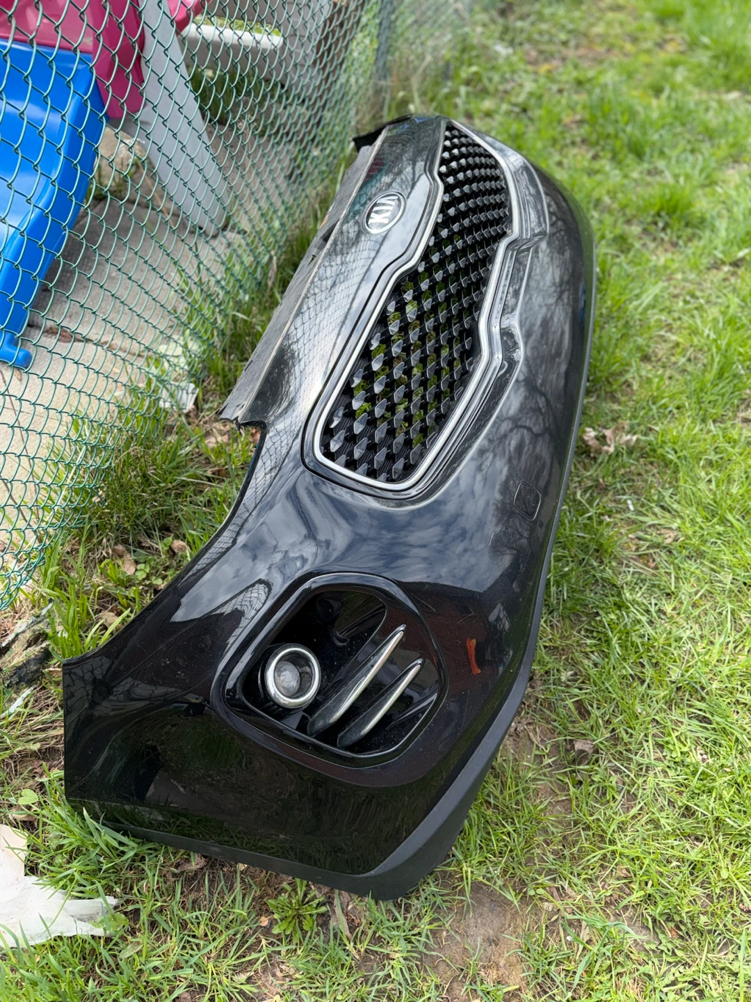 bumper  from a 2019 Kia Sportage LX AW