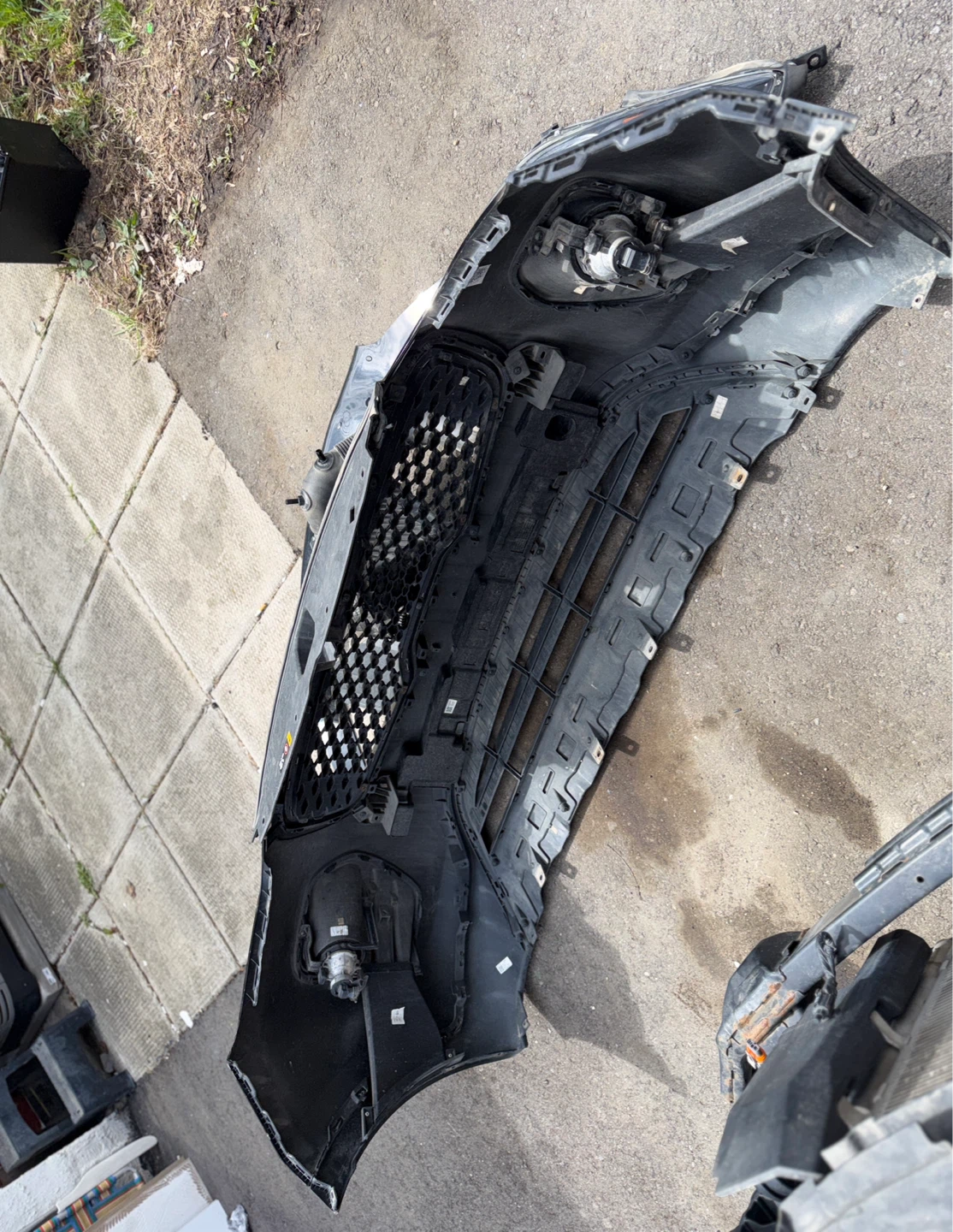 bumper  from a 2019 Kia Sportage LX AW - photo 4