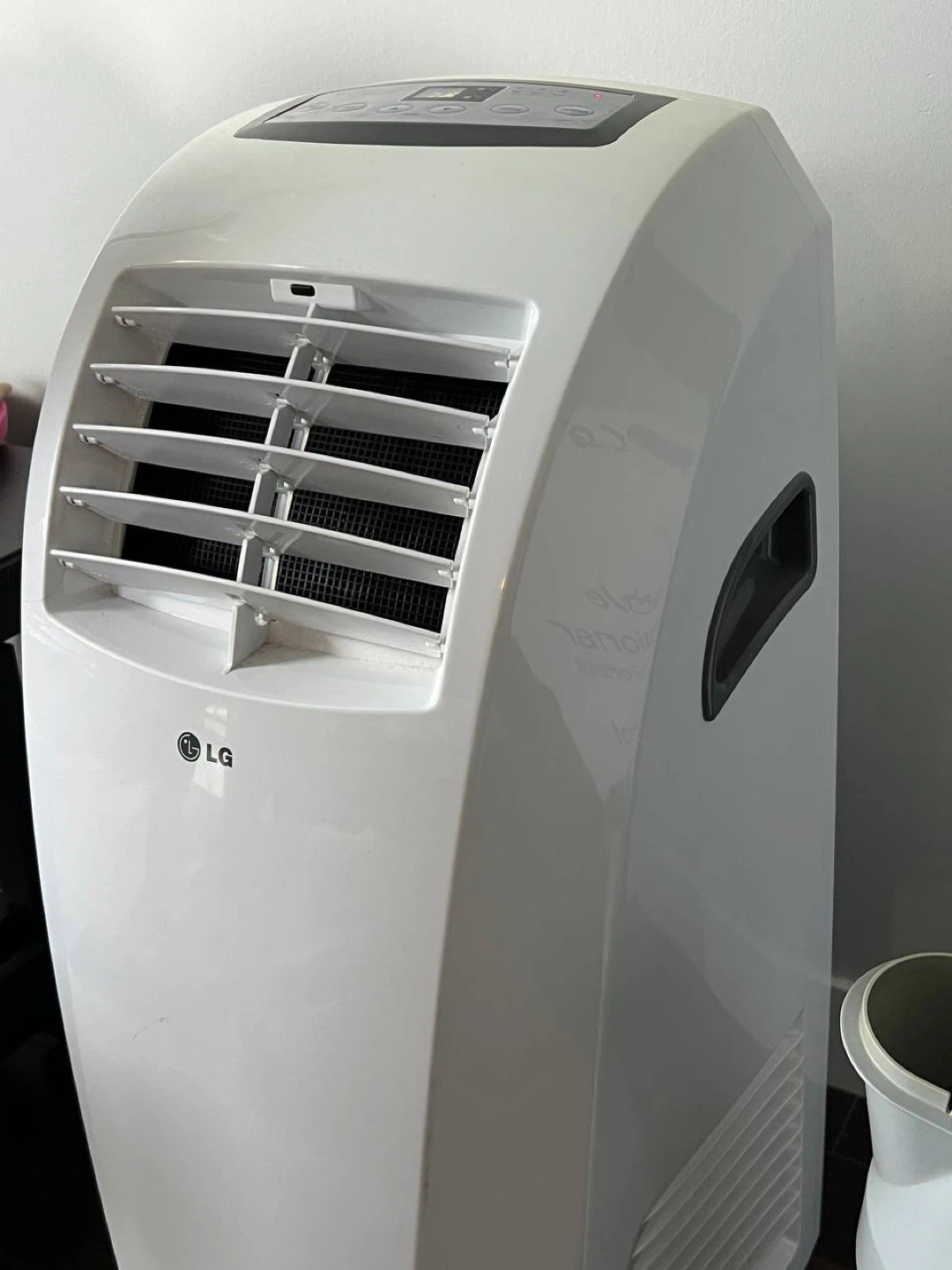 LG Portable Air Conditioner with Remote - 10,000 BTU - photo 4