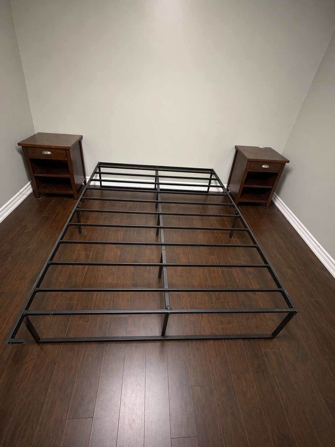 Zinus queen size Metal Bed Frame🌱