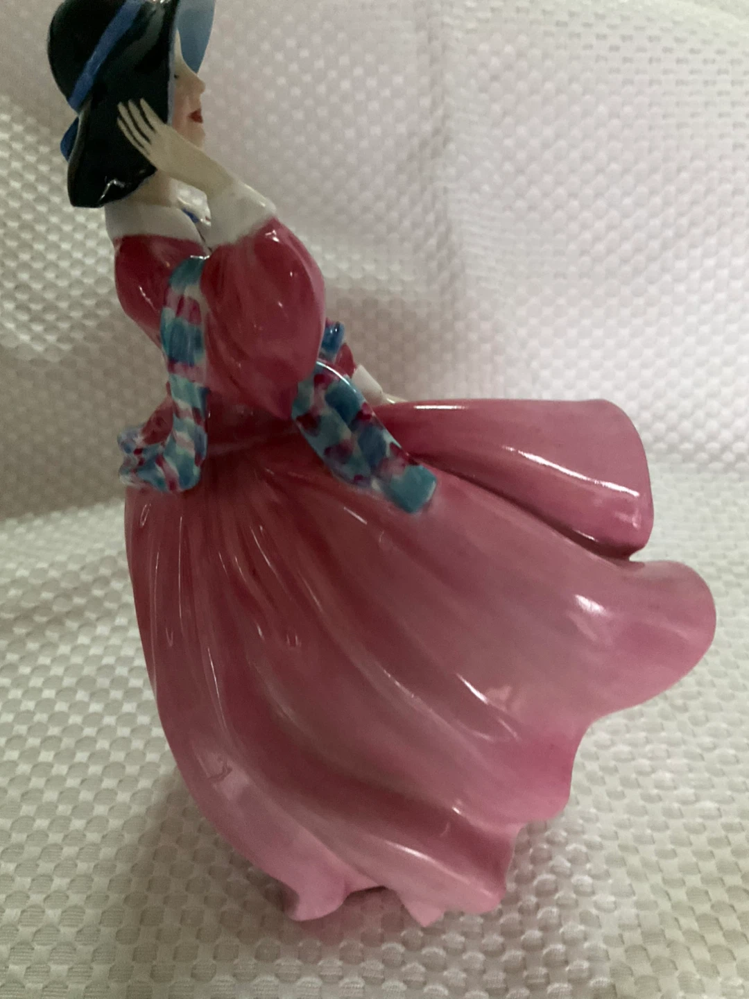 Collector Royal Doulton "Top o' the Hill" Figurine HN1849 - photo 5