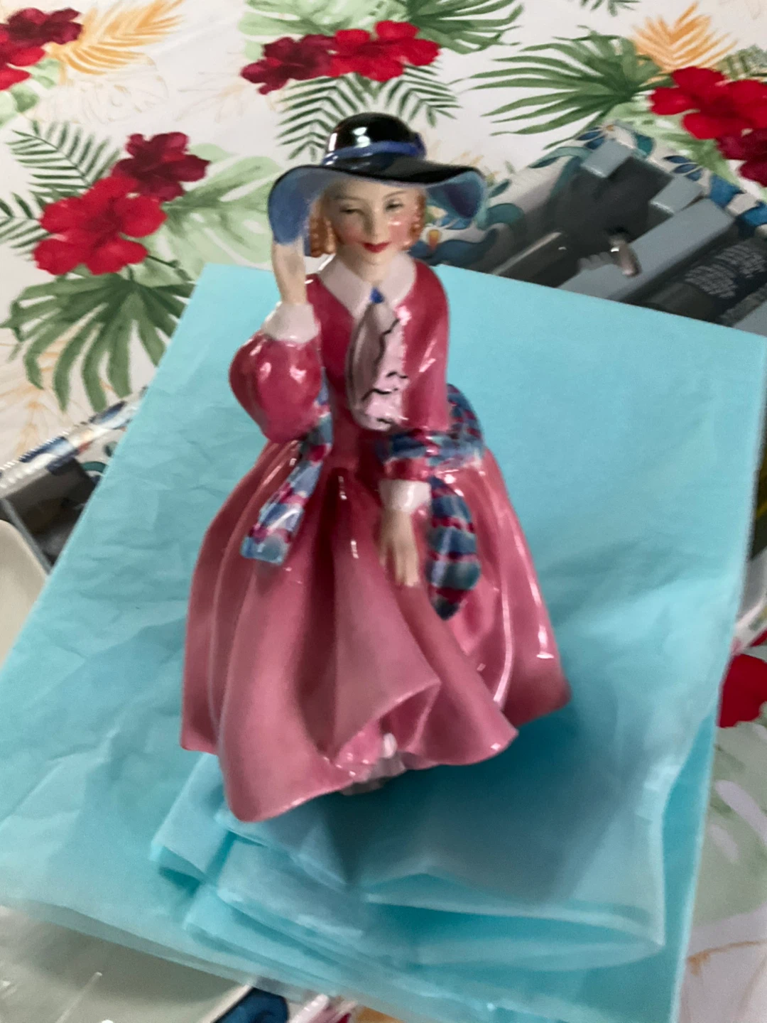 Collector Royal Doulton "Top o' the Hill" Figurine HN1849 - photo 3