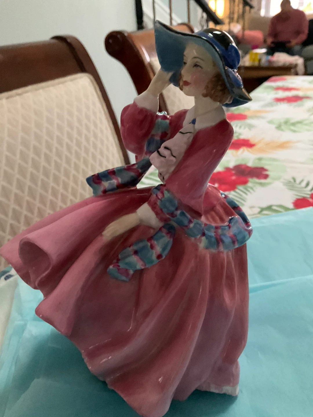 Collector Royal Doulton "Top o' the Hill" Figurine HN1849 - photo 4