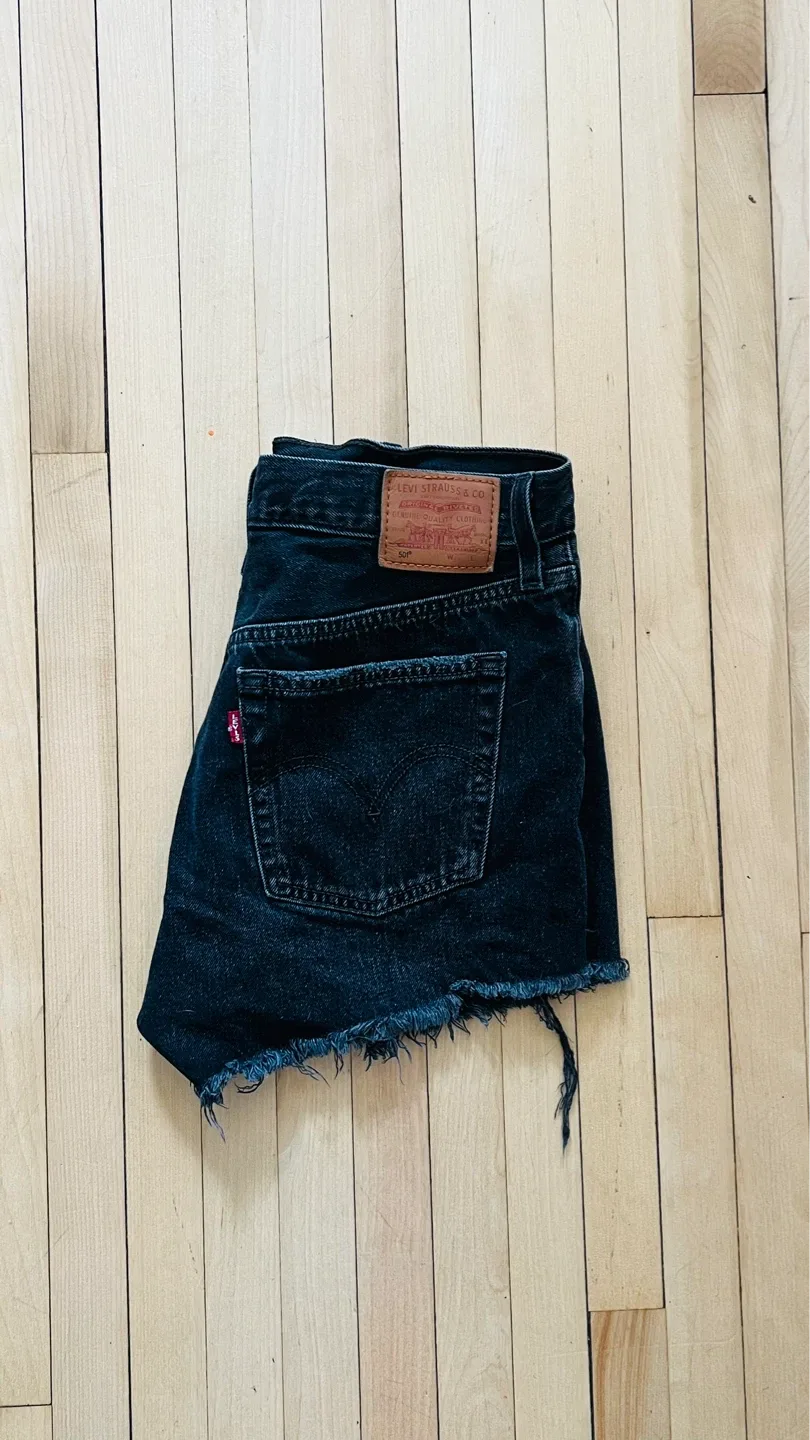 Short en jean noir destroy Levi's W28 taille haute - photo 2