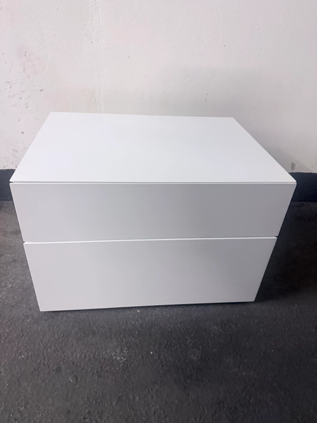 White 2-Drawer Nightstand +Lamp