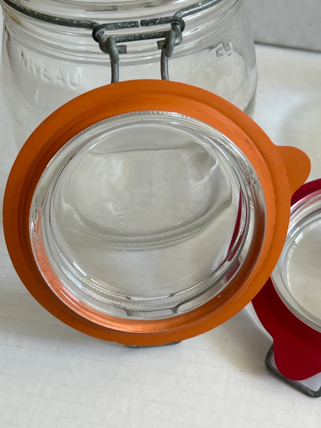 🌱Set of 2 Glass Swing Top Jars with Red and Orange Lids - photo 3