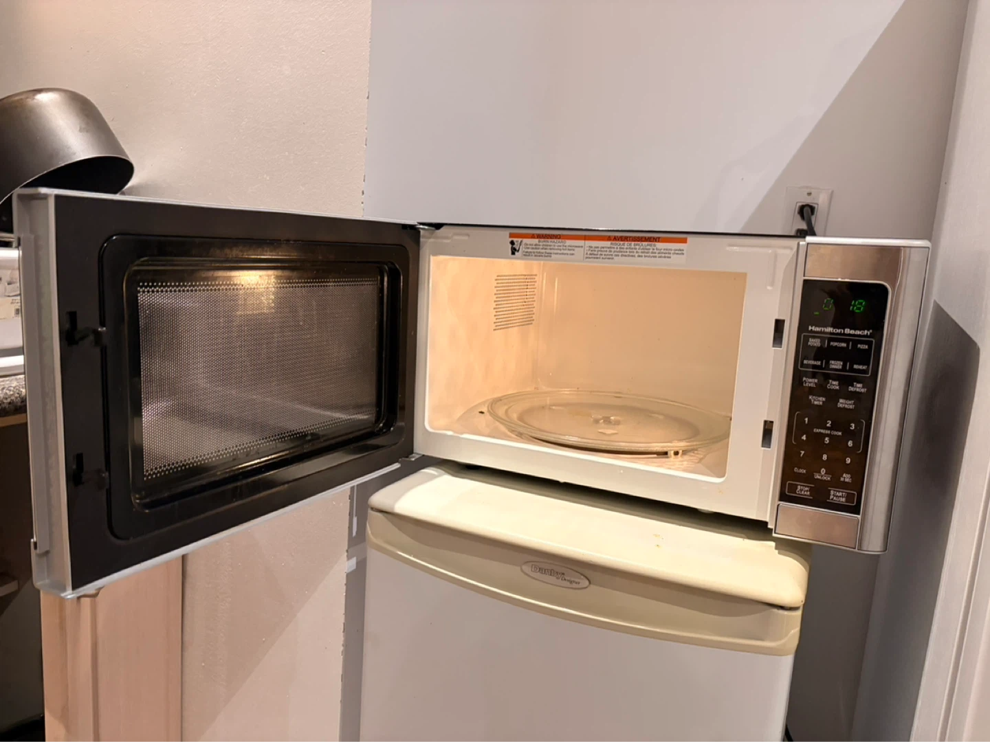 Hamilton Beach Microwave Oven - photo 2