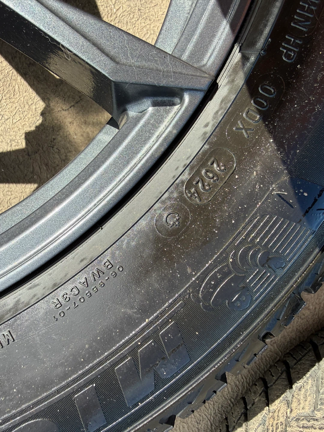 235 60r 19 Michelin X-ice with rim and tpms for sale - photo 3