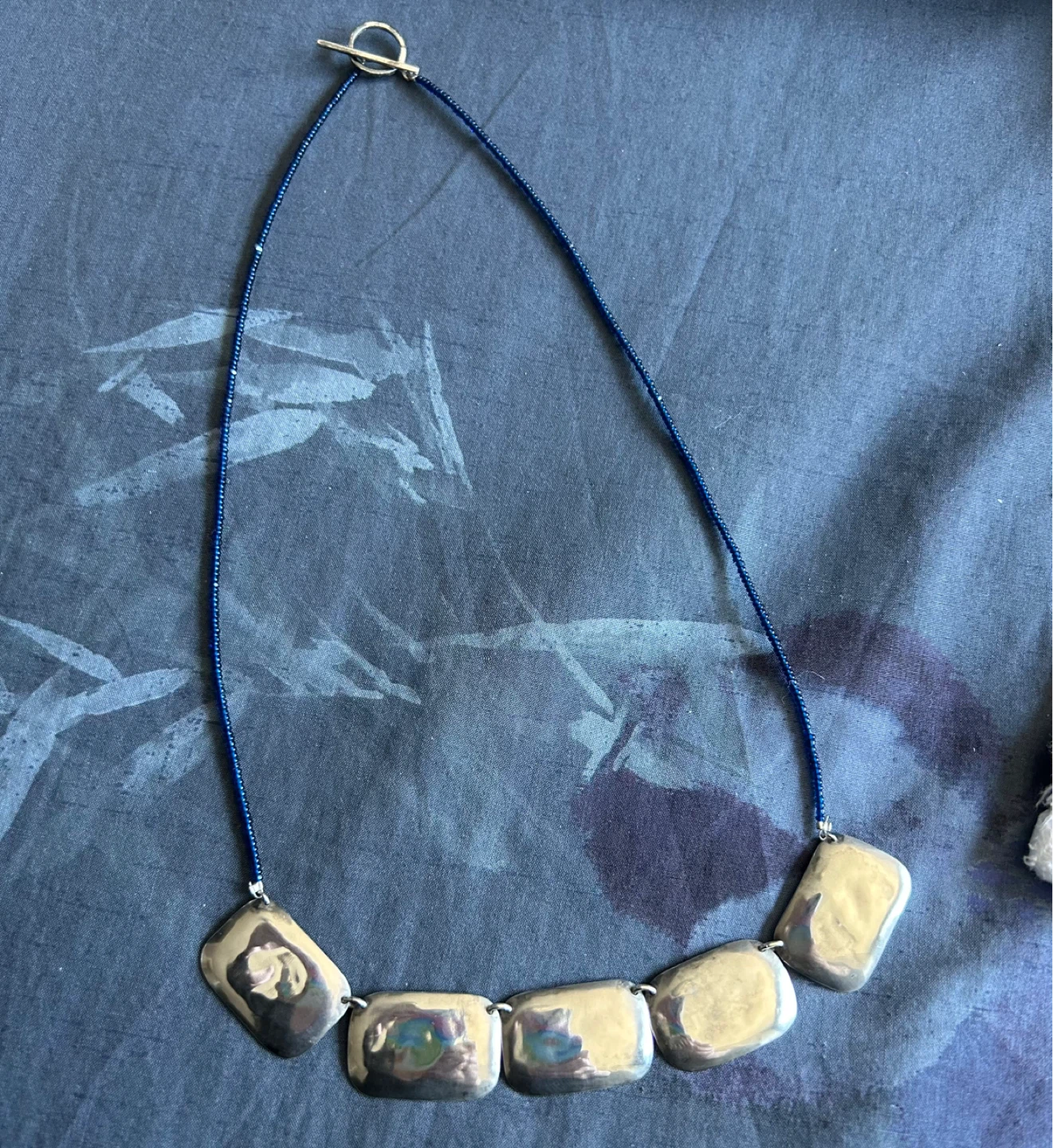 🌱Silver and navy glass bead necklace