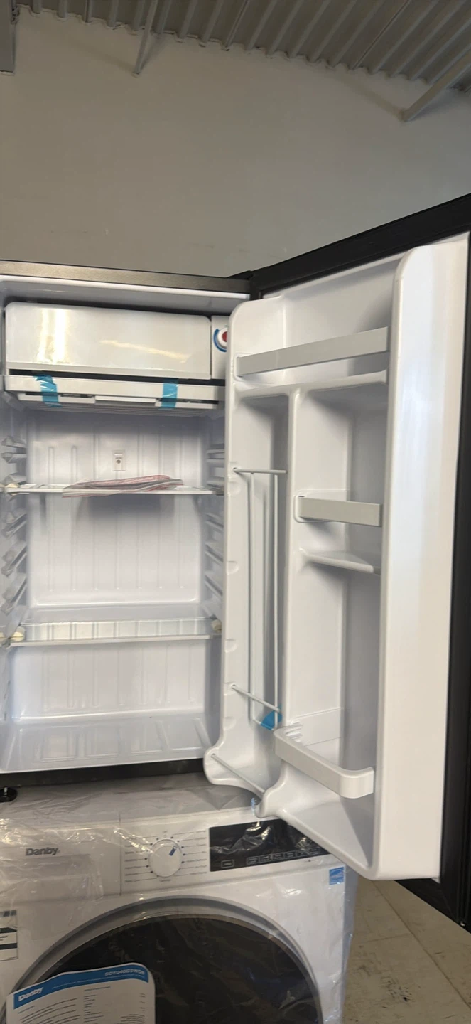 Frigidaire Compact Refrigerator 19” 3.2 cu ft - photo 2