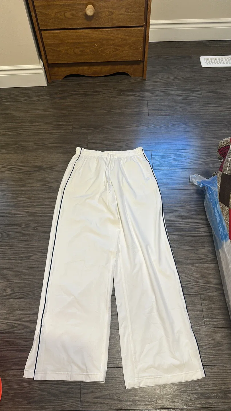 Lululemon White Track Pants with Navy Trim - photo 3