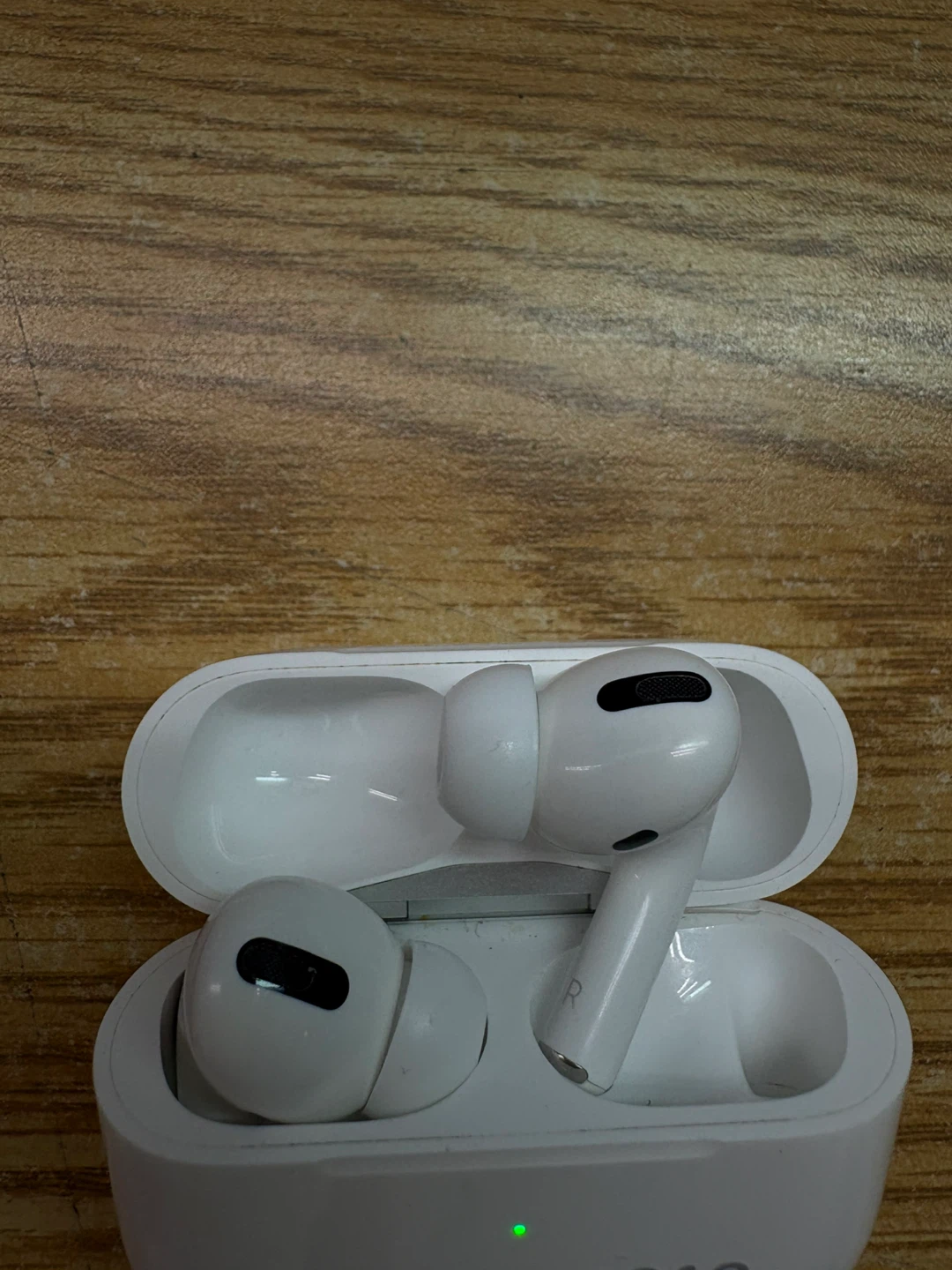 Apple AirPods Pro with Charging Case - photo 3