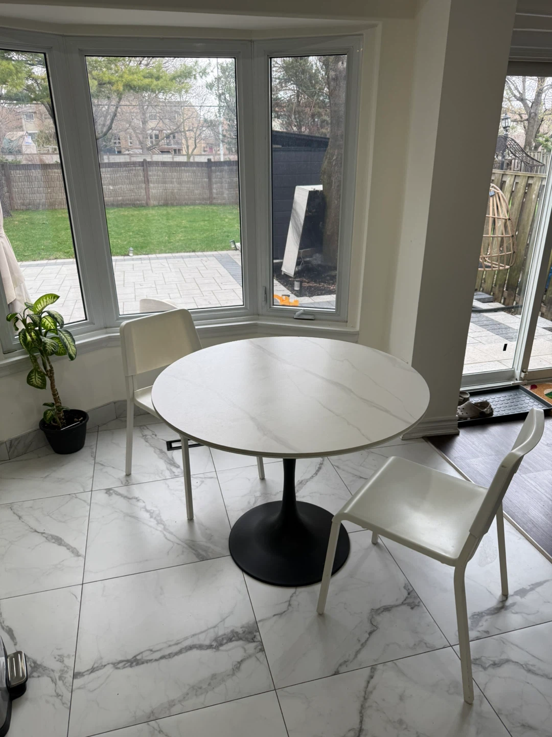 White Round Dining Table with Black Pedestal Base - photo 2