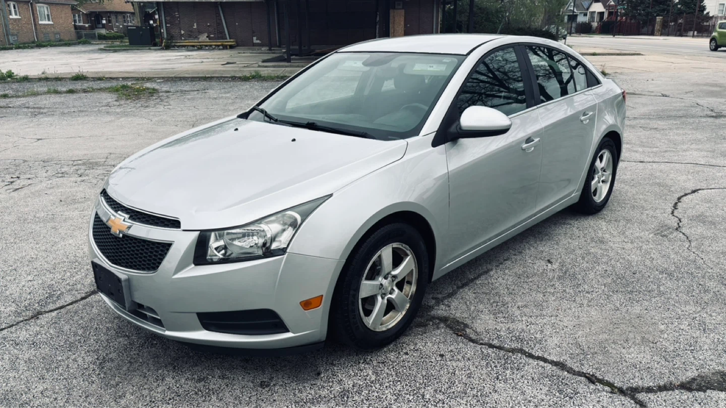 Silver Chevrolet Cruze Sedan