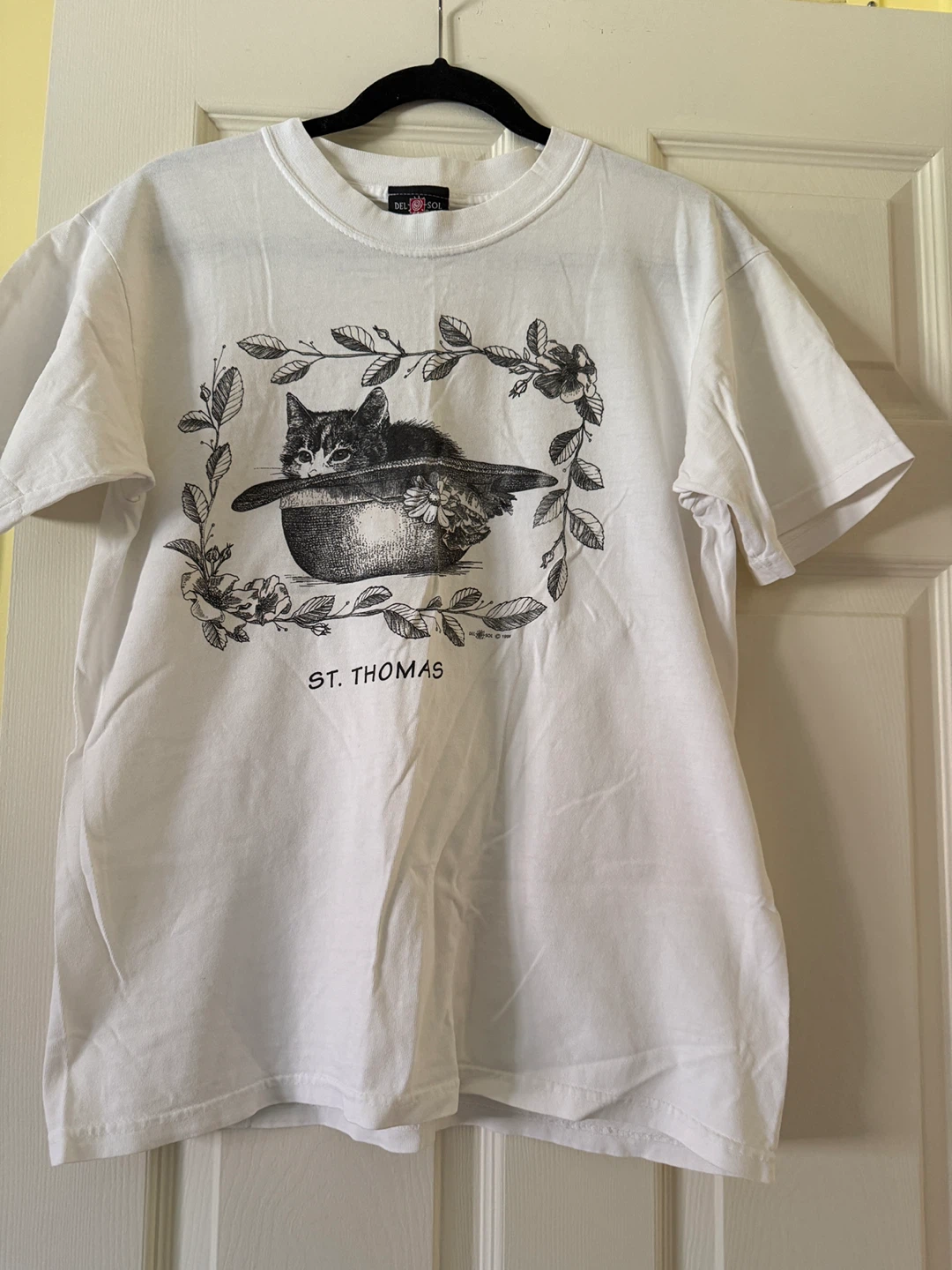 Del Sol St. Thomas Cat T-Shirt Medium