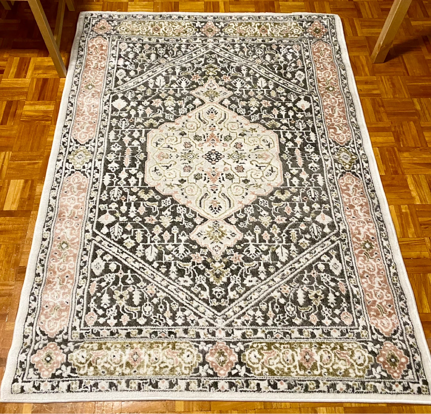 Stylish Living Room Carpet - 121x161 cm - Urgent Pickup