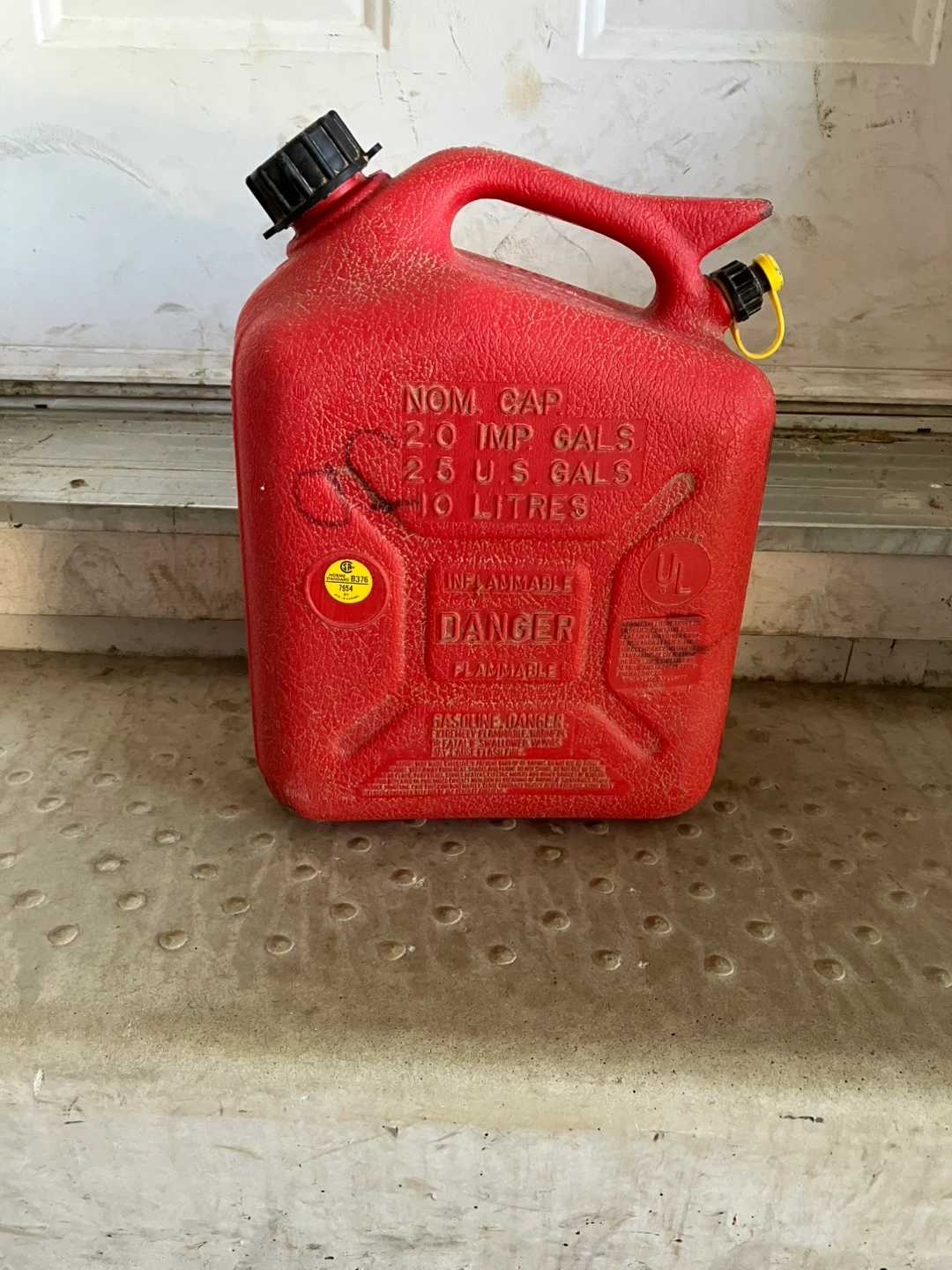 Red Plastic Gas Can - 10 Litres / 2.5 US Gallons