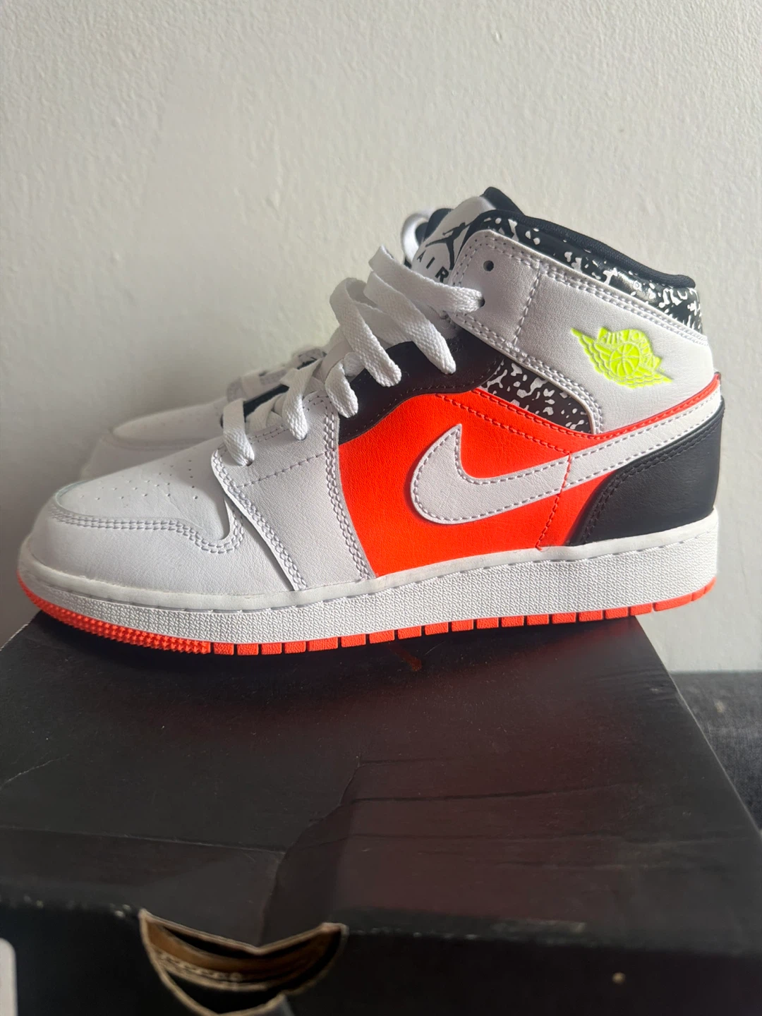 Air Jordan 1 Mid (GS) "Hyper Crimson Volt" White/Black Size 5.5Y - photo 3