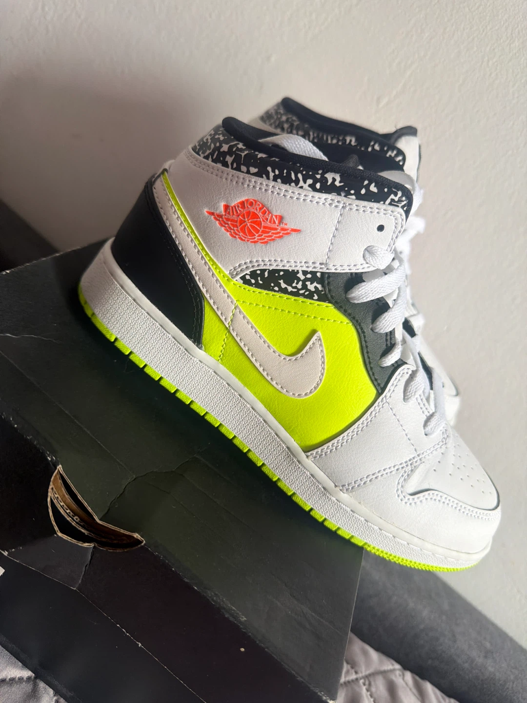 Air Jordan 1 Mid (GS) "Hyper Crimson Volt" White/Black Size 5.5Y - photo 2