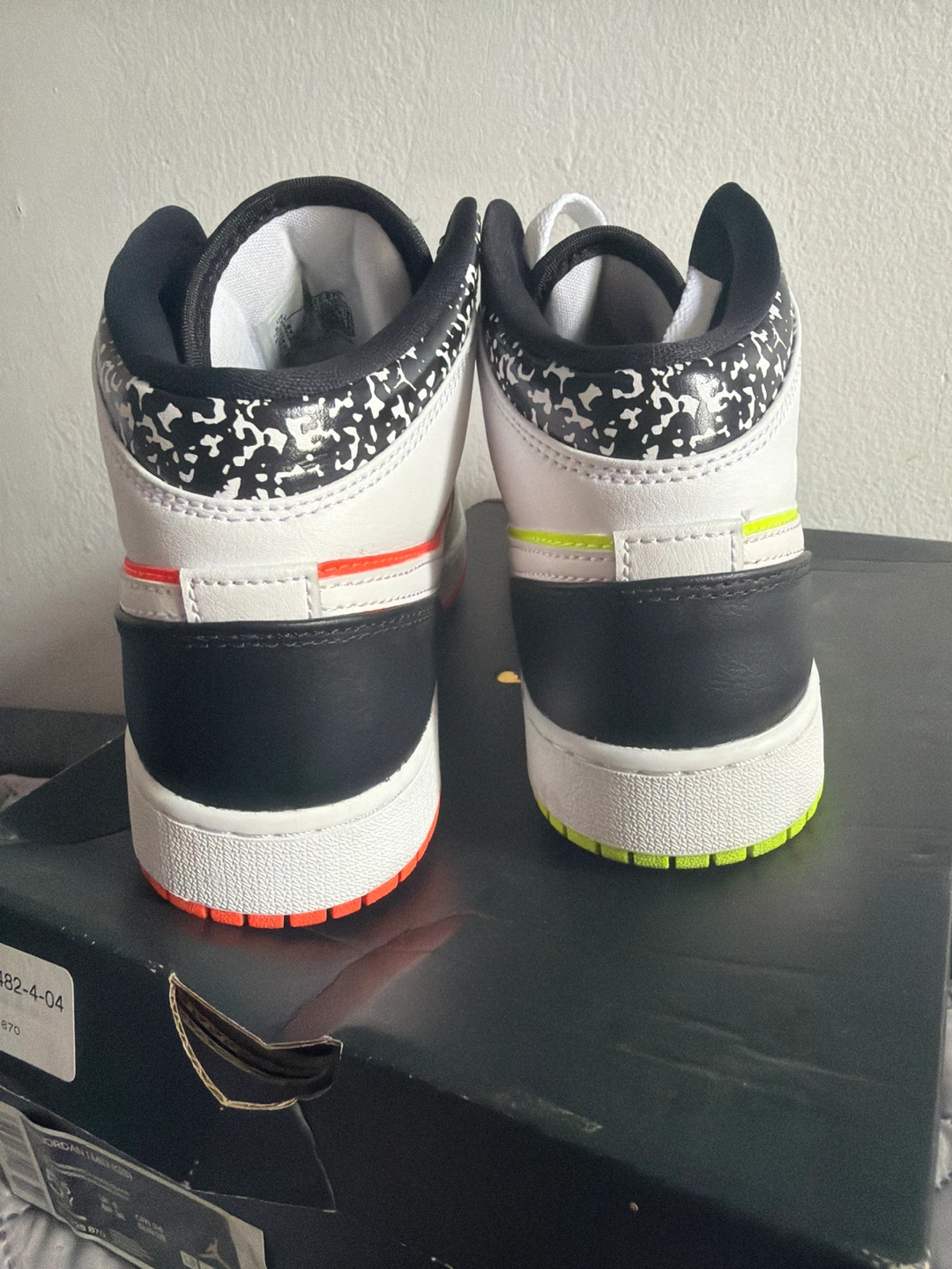 Air Jordan 1 Mid (GS) "Hyper Crimson Volt" White/Black Size 5.5Y - photo 4