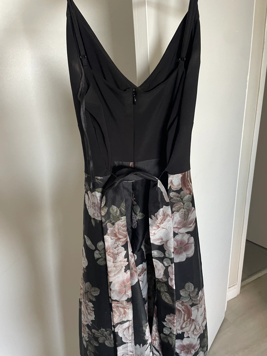 Black Floral Prom/ Graduation Dress Size 6 - photo 3