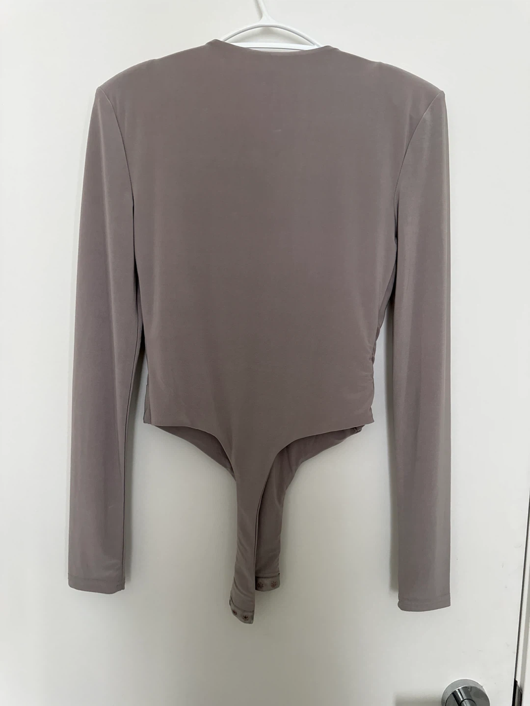 New Taupe Ruched V-Neck Bodysuit - Size L - photo 3