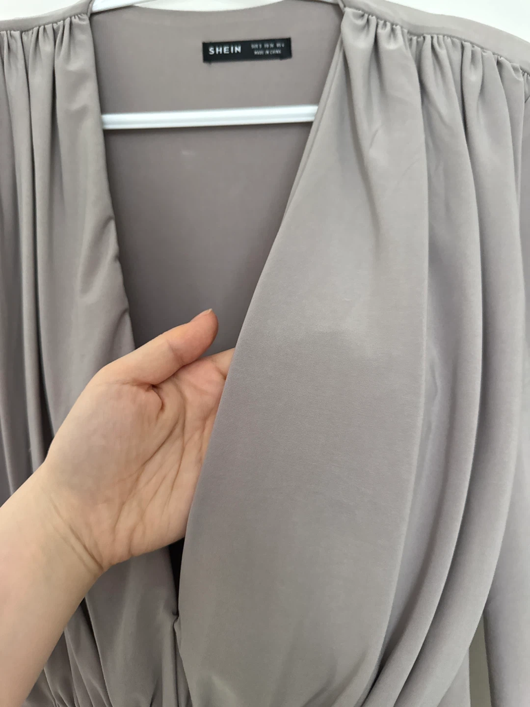New Taupe Ruched V-Neck Bodysuit - Size L - photo 2