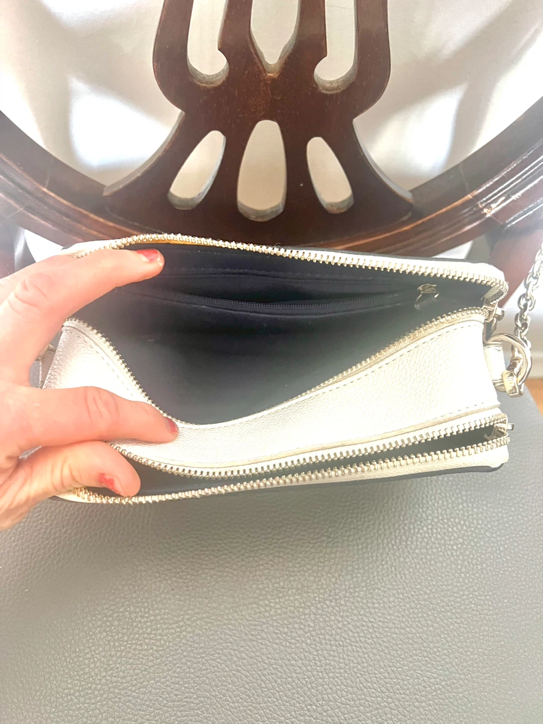 GUESS - Compact CROSSBODY BAG w/Metalic Chain & Logo - photo 5