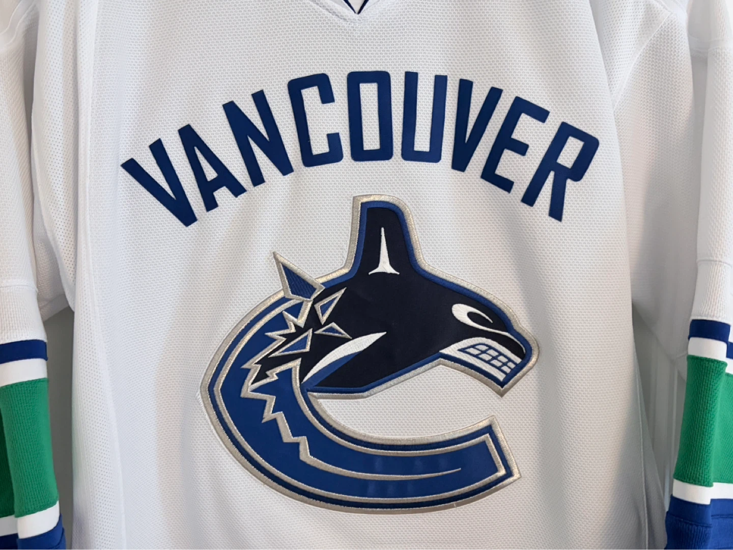 Authentic Reebok Vancouver Canucks Orca White Jersey Size Medium - photo 2