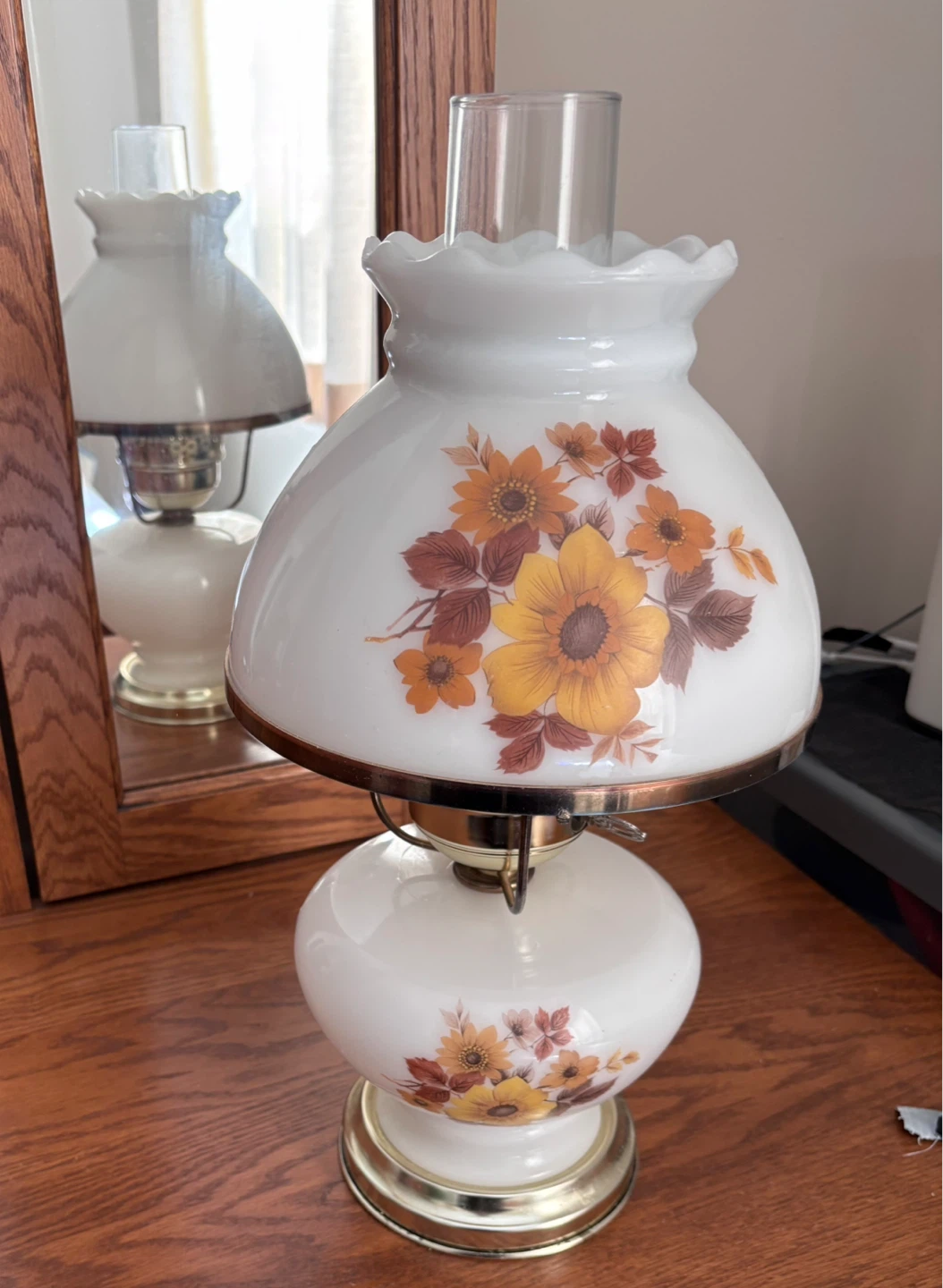 Vintage Floral Milk Glass Table Lamp - photo 3