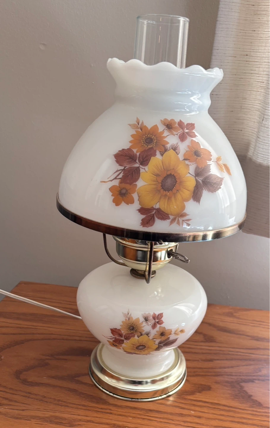 Vintage Floral Milk Glass Table Lamp - photo 2
